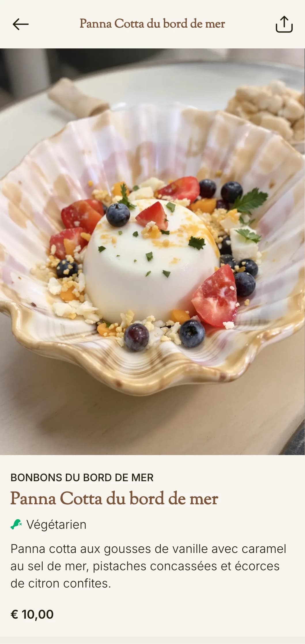 Carte de pizzas d'inspiration méditerranéenne et côtière avec des éléments de fruits de mer et un design classique.