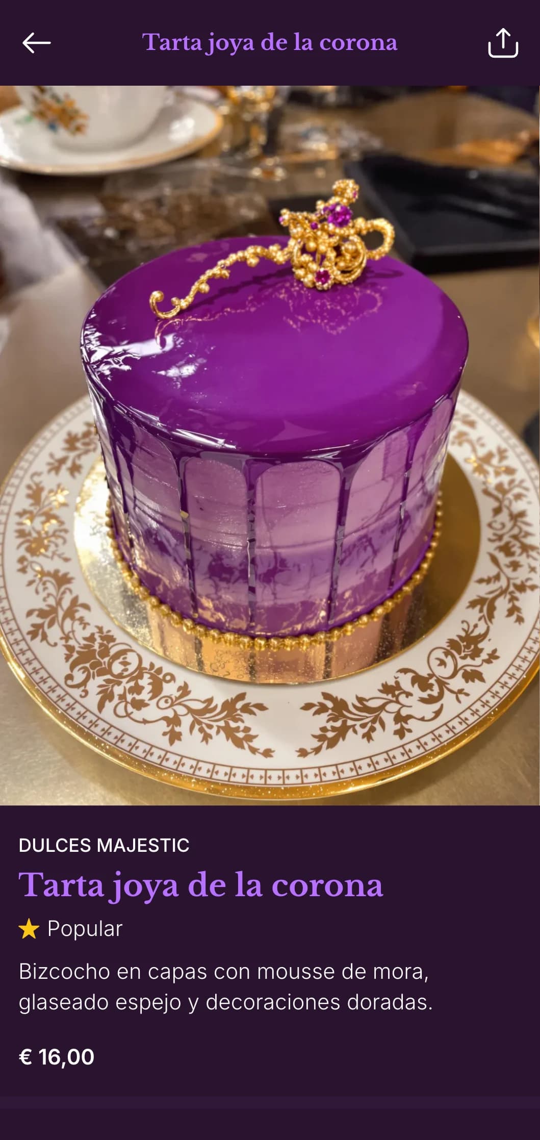 Una regia carta morada y dorada con elementos de diseño clásico, perfecta para establecimientos con encanto del viejo mundo.