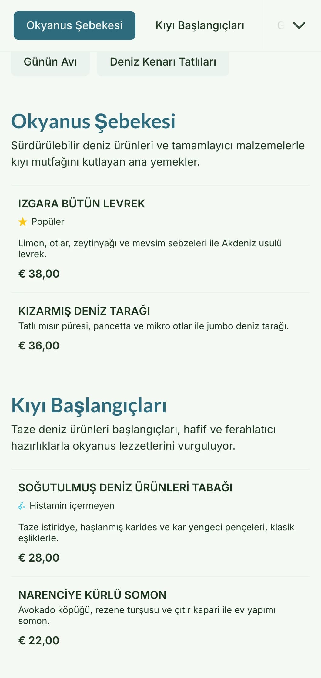Kıyı yaşamından ilham alan, yumuşak maviler ve doğal dokular içeren, deniz ürünleri restoranları için mükemmel, taze ve havadar bir akşam yemeği menüsü tasarımı.