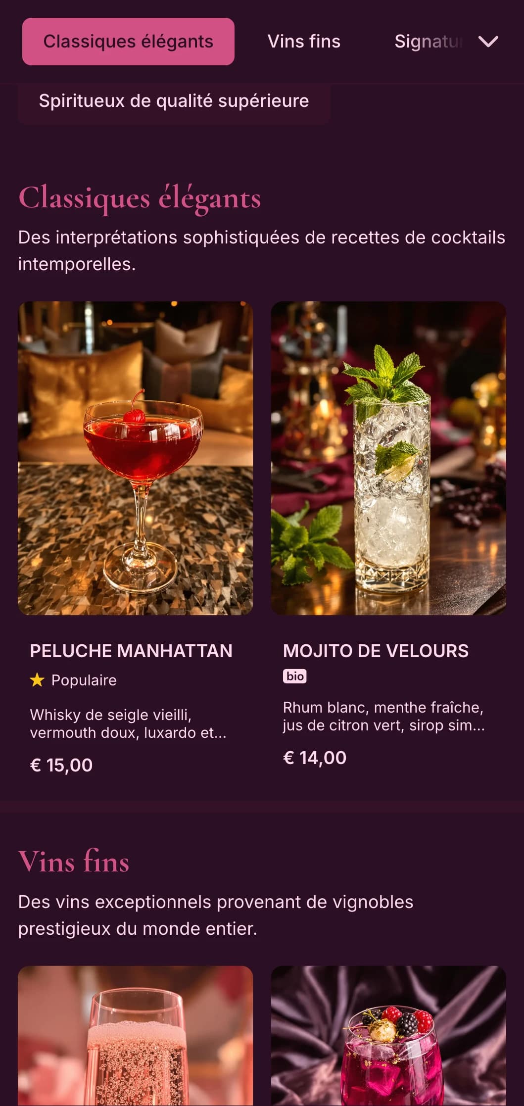 Riche design bordeaux avec des textures cossues pour des salons de cocktails sophistiqués.
