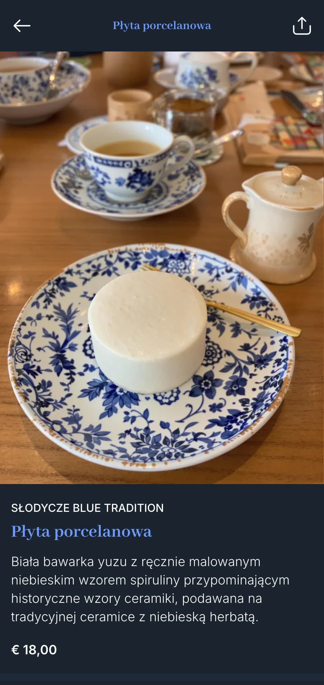 Tradycyjne japońskie menu sushi z bogatym kobaltowym błękitem inspirowanym klasyczną niebiesko-białą ceramiką.