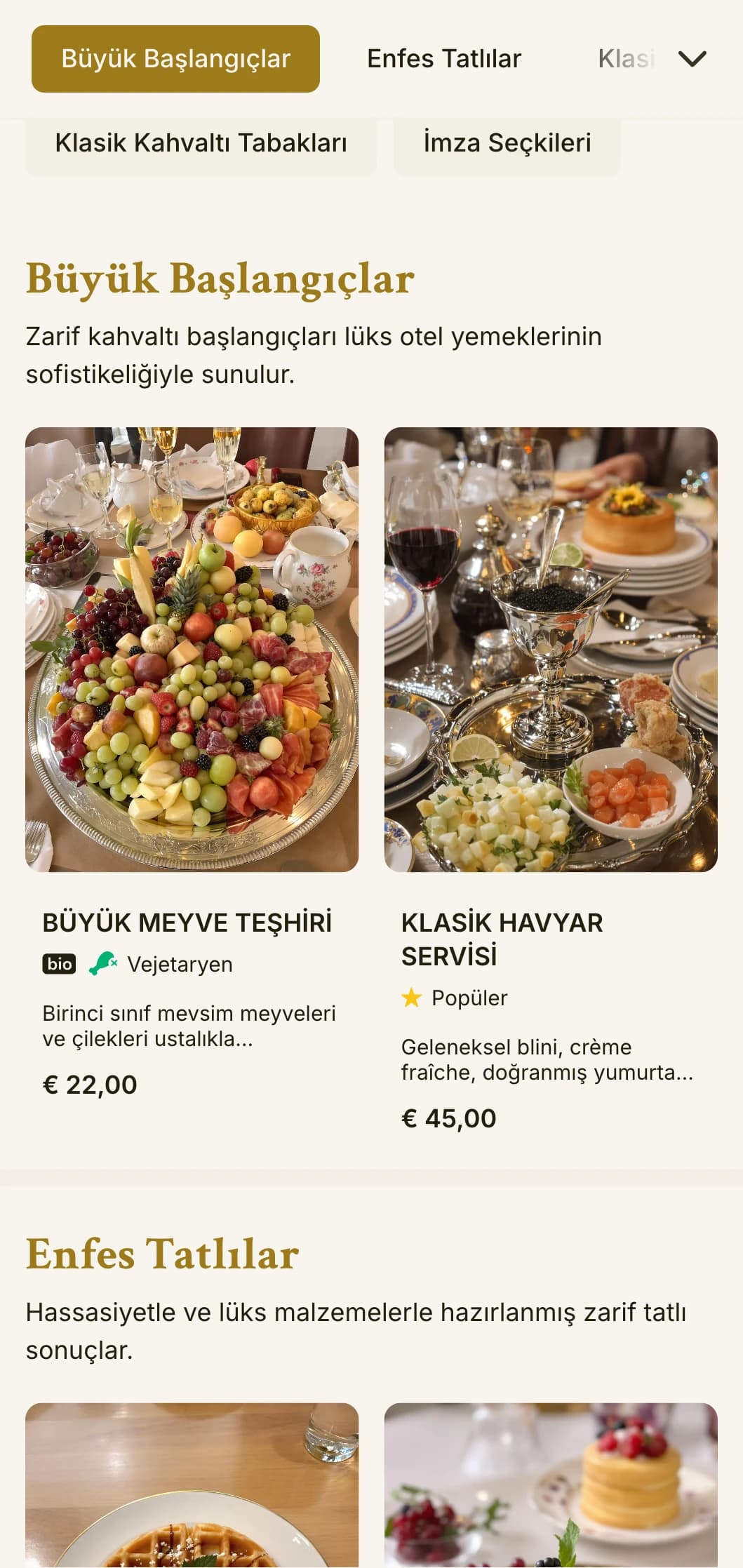 Büyük otel geleneğinde birinci sınıf malzemeler ve zarif sunumlar içeren sofistike sabah yemeği.