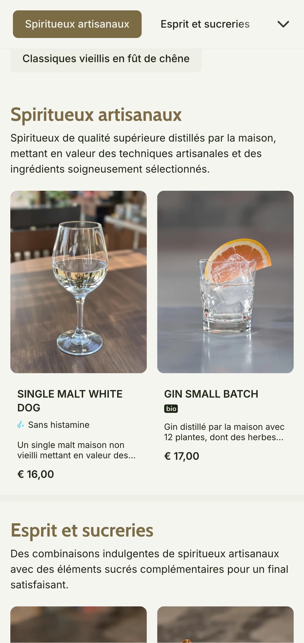 Un design rustique et artisanal pour les distilleries artisanales et les bars axés sur les spiritueux, avec des tons chauds et des éléments texturés.