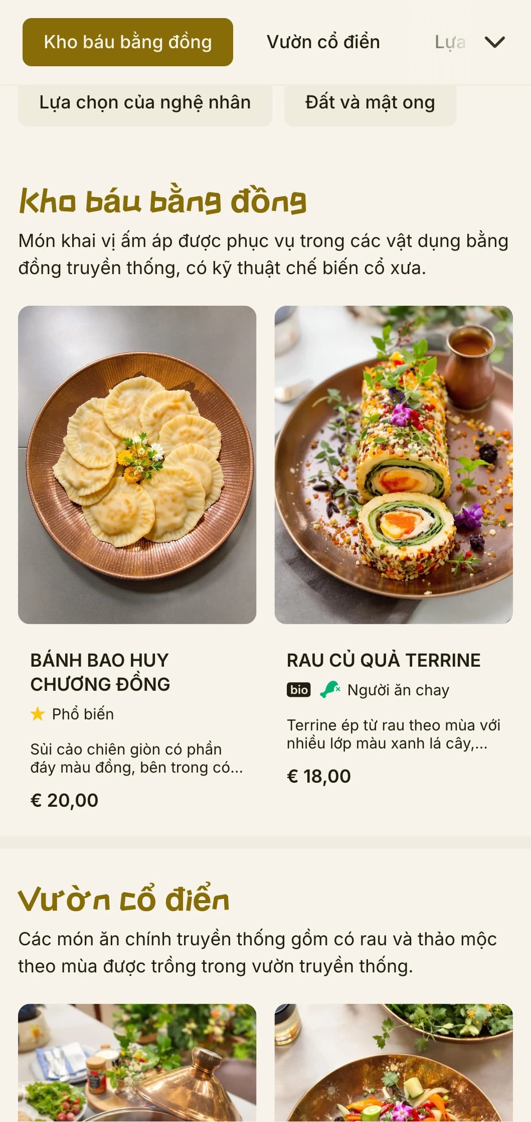 Thiết kế thực đơn Trung Hoa ấm áp kết hợp các hiện vật bằng đồng và các yếu tố sân vườn, với tông màu đất tạo nên ẩm thực chính thống.