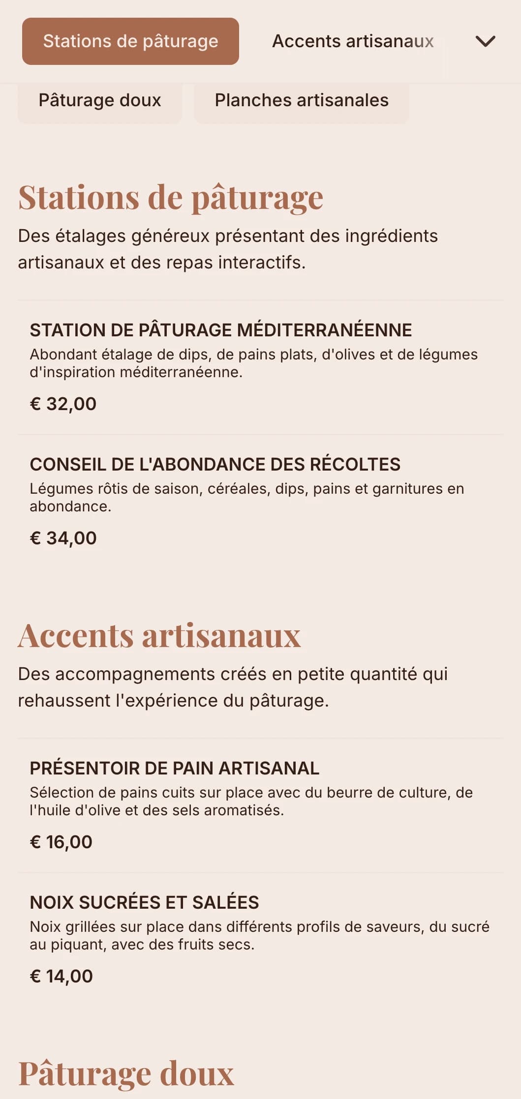 Des tables et des plateaux créatifs proposant des fromages artisanaux, de la charcuterie et des accompagnements faits à la main pour les réunions sociales.
