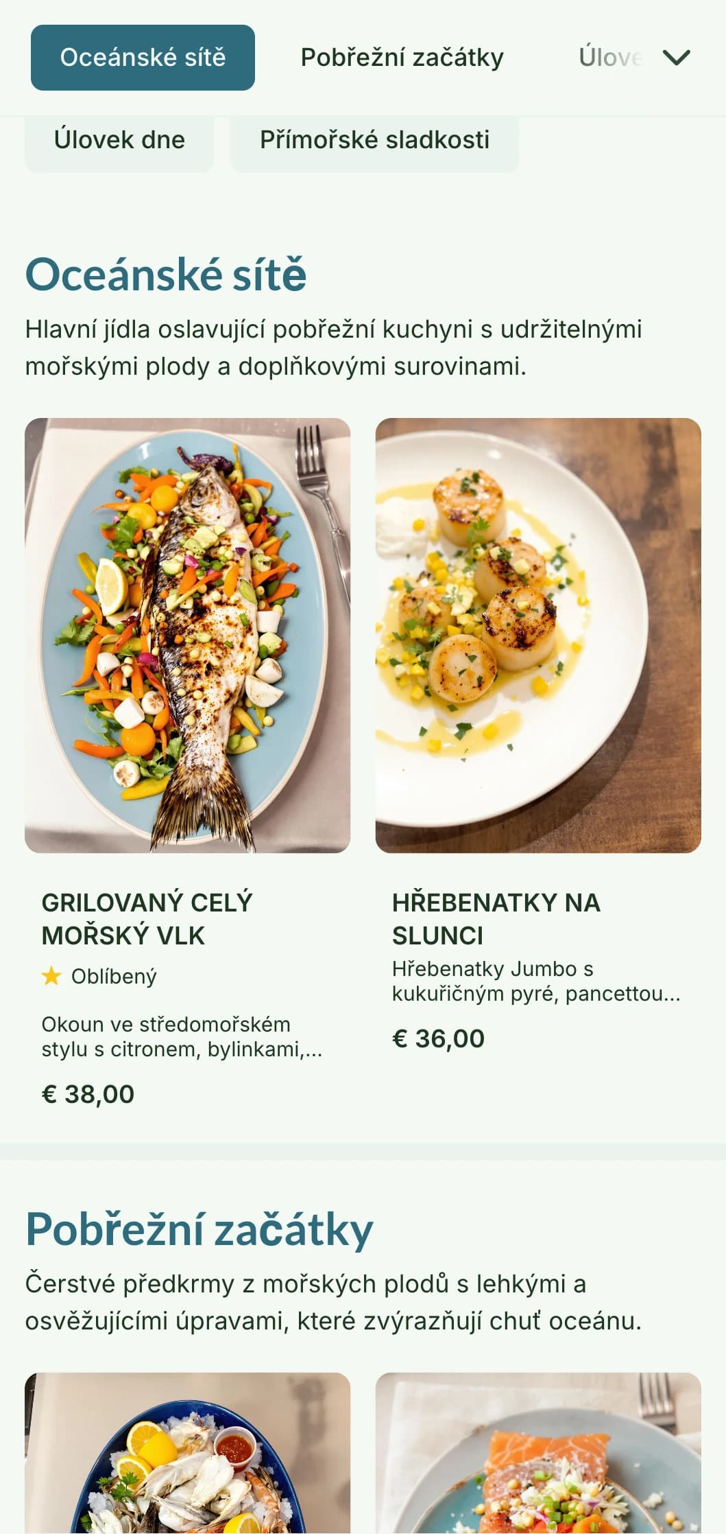 Svěží a vzdušný design jídelního lístku inspirovaný životem na pobřeží, s jemnou modrou barvou a přírodními texturami, ideální pro restaurace s mořskými plody.