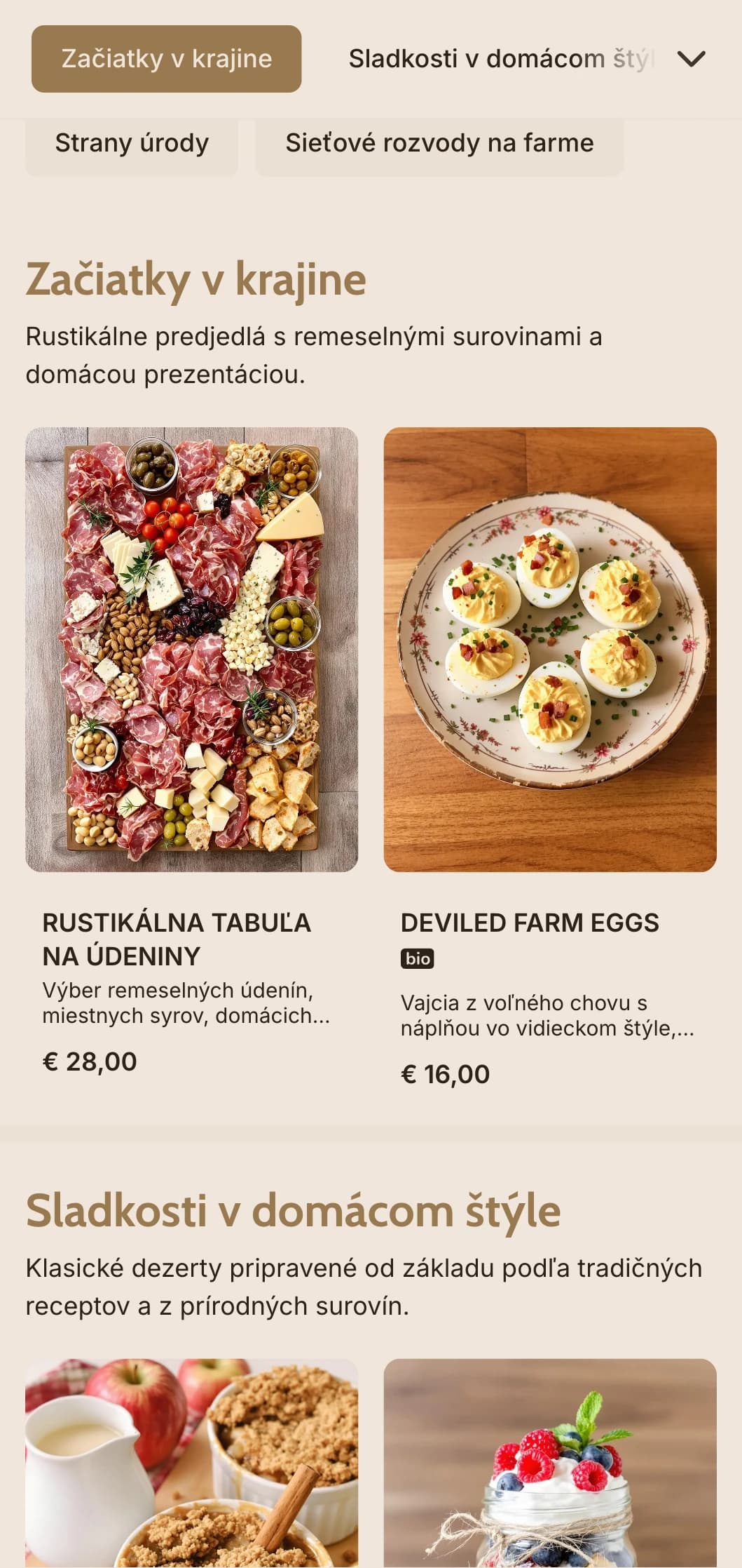 Teplý catering inšpirovaný vidieckym štýlom s výdatnými pokrmami, rodinnou obsluhou a rustikálnou prezentáciou pre svadby v stodole a podujatia na vidieku.