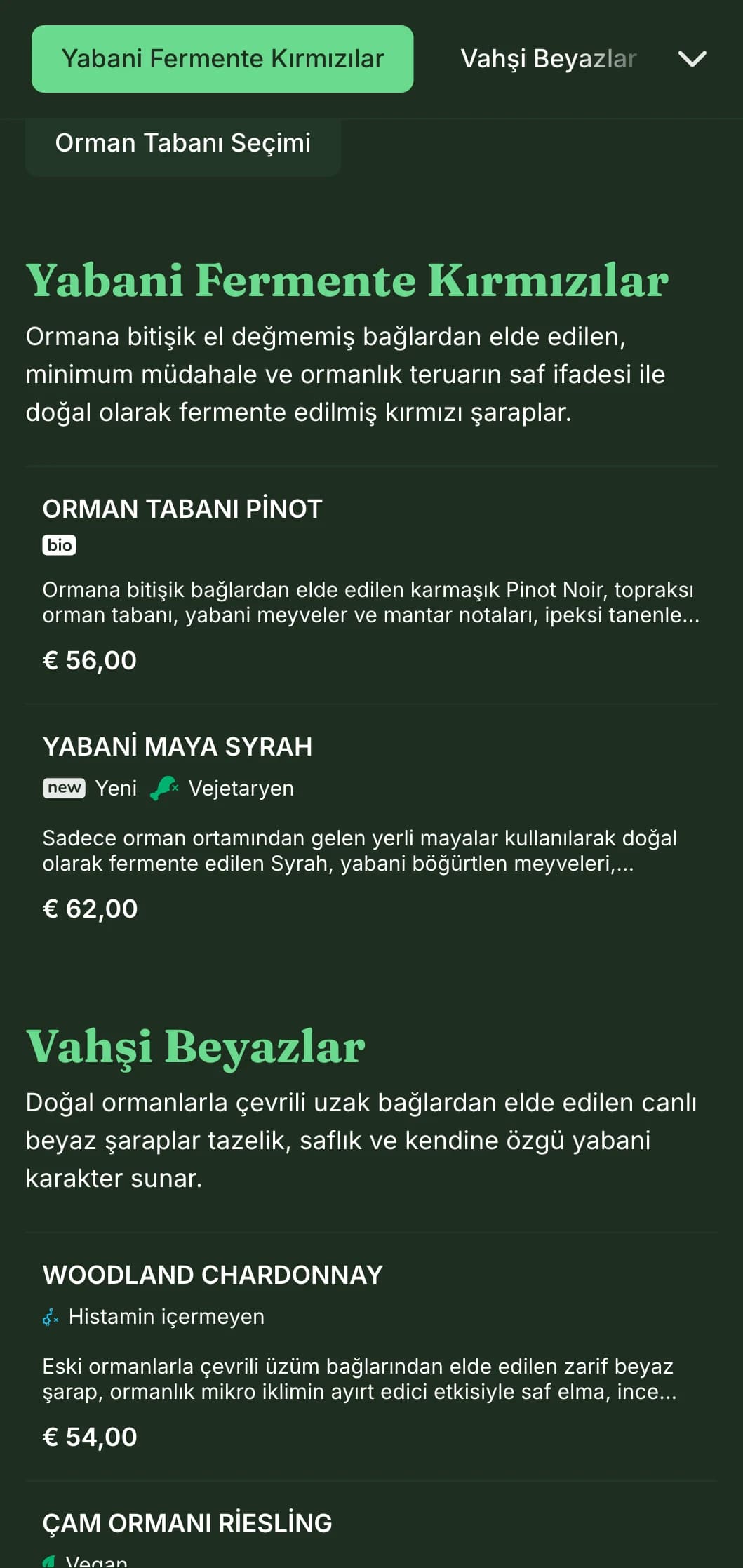 Ormanlık restoranlar ve rustik şarap barları için mükemmel, orman arka planlarına karşı canlı yeşil vurgular içeren doğadan ilham alan koyu renkli şarap listesi şablonu.