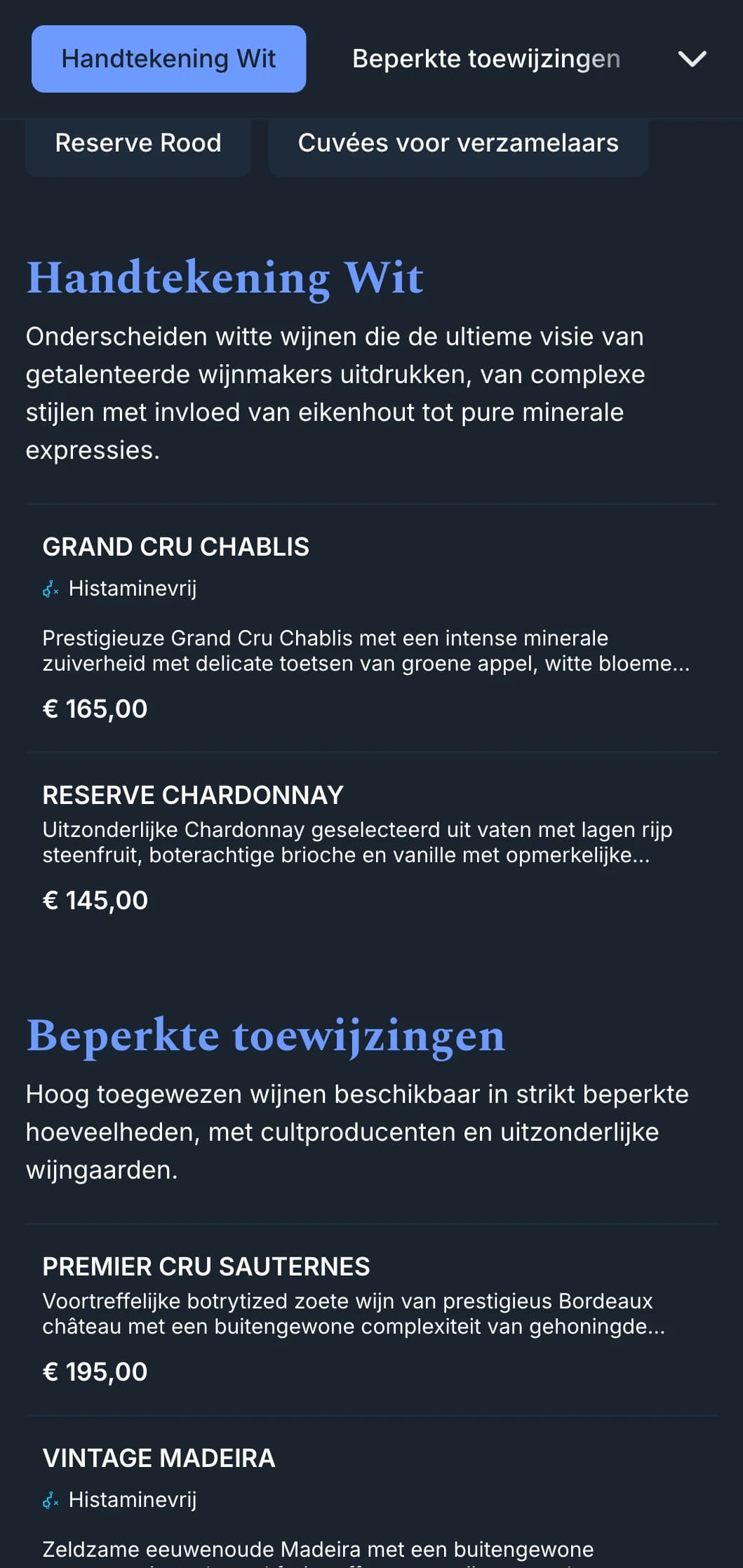 Diep geraffineerde sjabloon voor wijnkaart met opvallende blauwe accenten tegen marineblauwe achtergronden, ideaal voor eersteklas wijnbars en avondetablissementen.