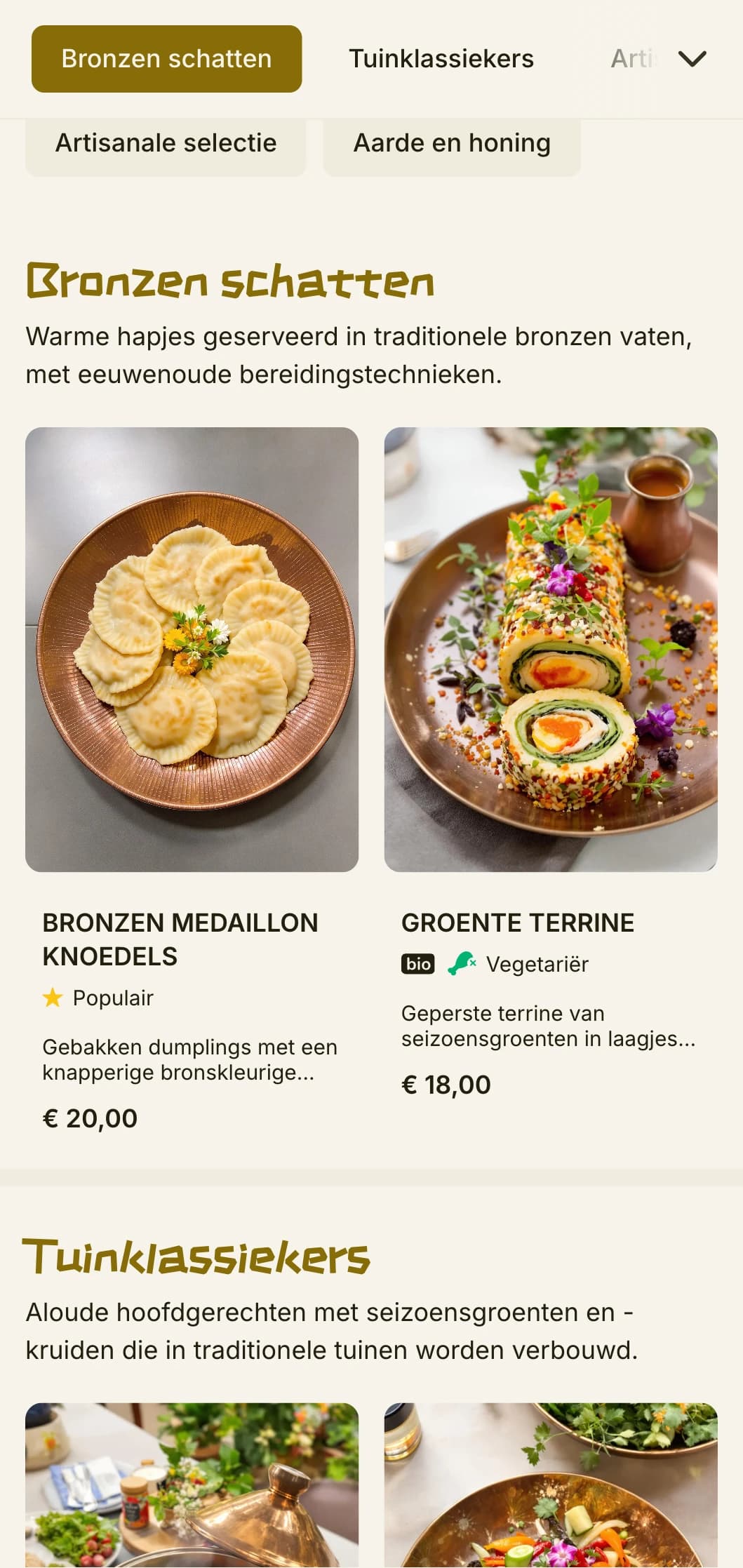 Warm Chinees menuontwerp met een combinatie van bronzen artefacten en tuinelementen, met aardetinten voor een authentieke keuken.