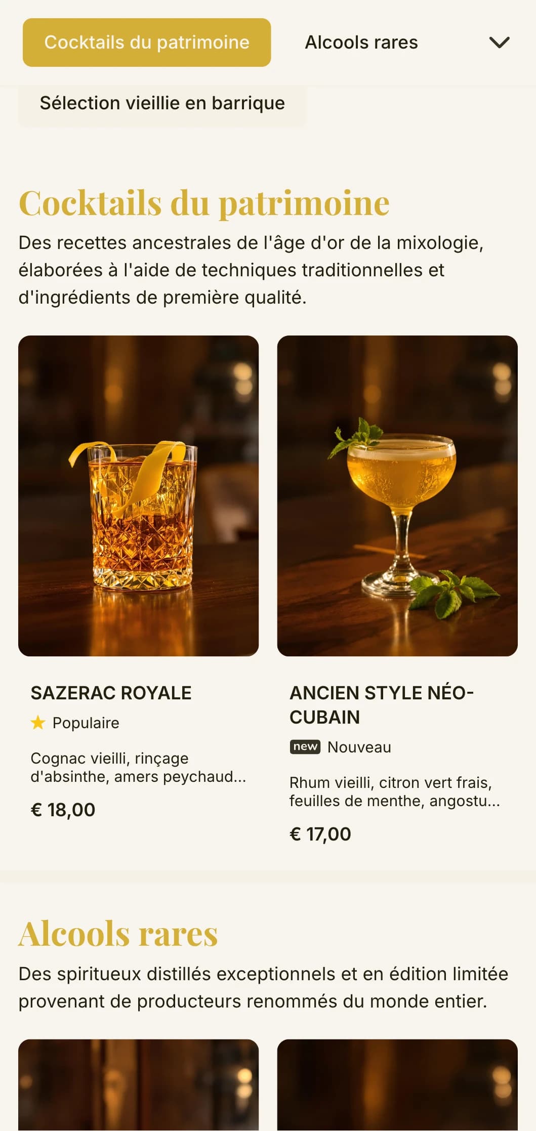 Un menu de bar classique évoquant l'âge d'or des cocktails, avec une typographie vintage et d'élégants accents dorés sur un fond crème.
