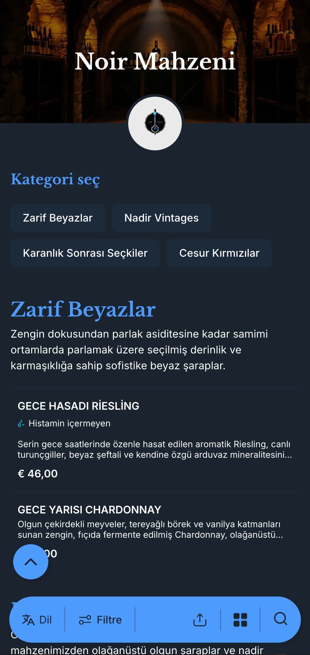 Koyu lacivert arka plana karşı çarpıcı mavi vurgulara sahip sofistike, koyu temalı şarap listesi şablonu, samimi şarap salonları ve akşam mekanları için ideal.
