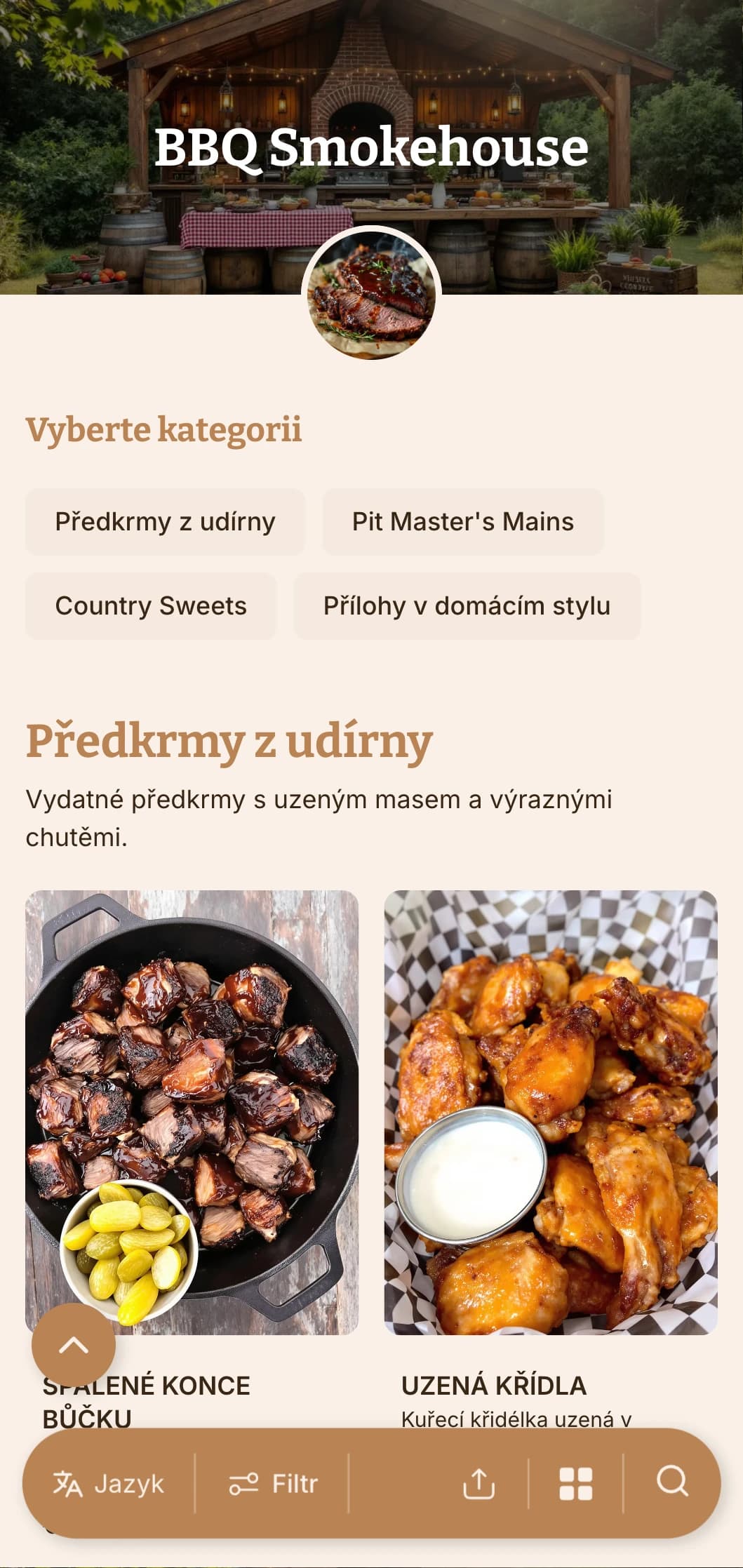 Vydatný catering zaměřený na grilování s uzeným masem, domácími přílohami a rustikální prezentací pro venkovní setkání a neformální oslavy.