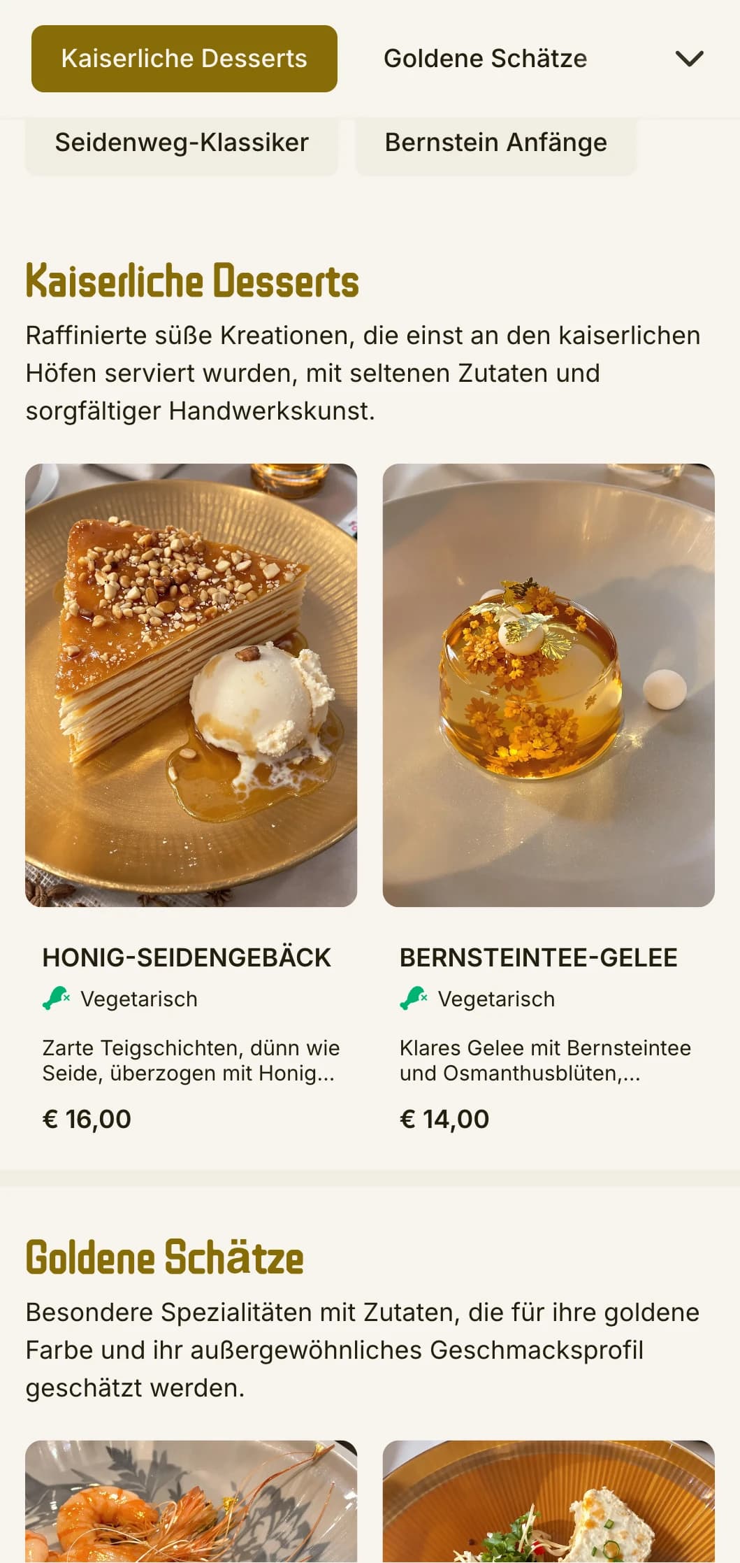 Luxuriöses chinesisches Menüdesign, das die Ästhetik von Bernstein und Seide mit warmen Tönen für ein raffiniertes Essen kombiniert.