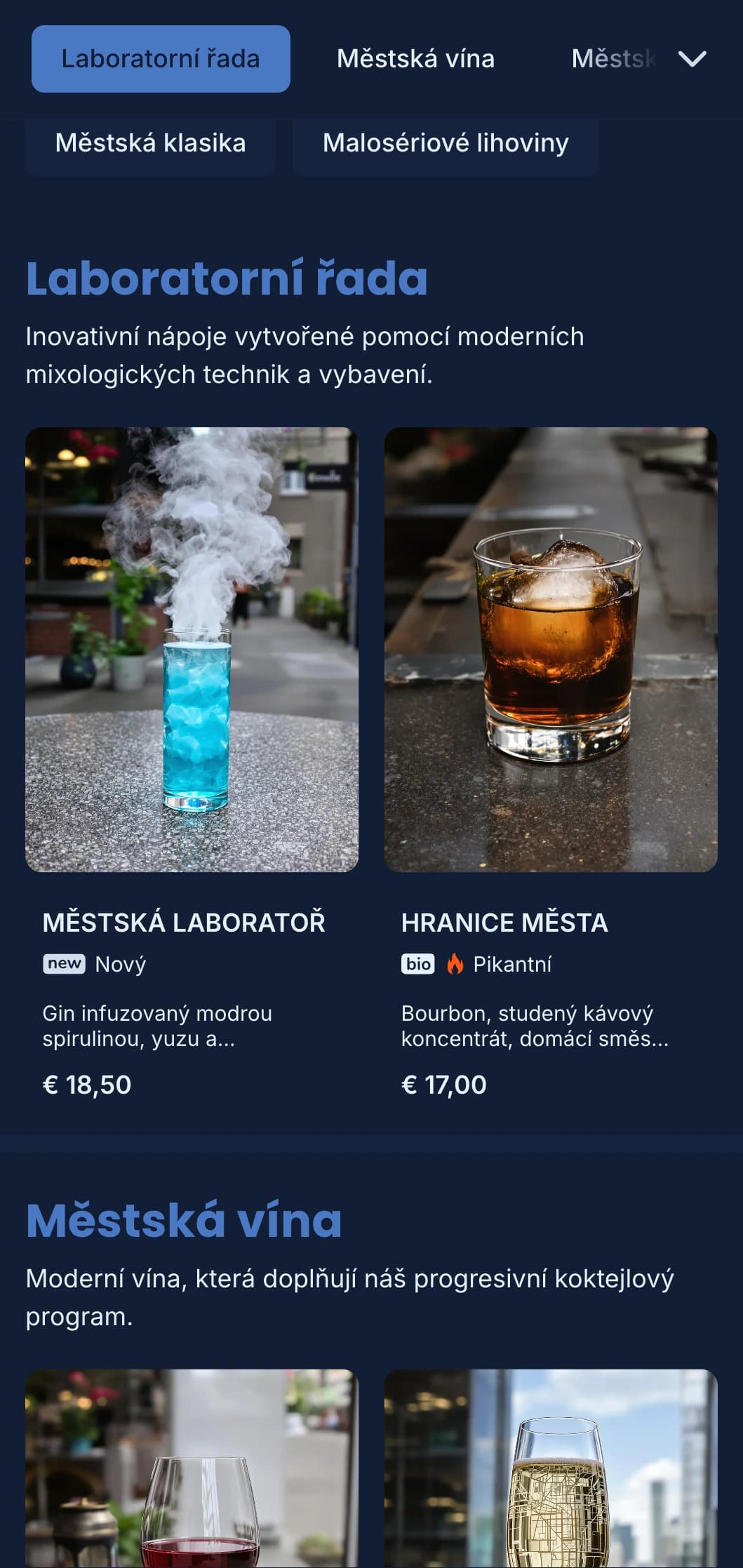 Čistý, strukturovaný modrý design s geometrickými vzory pro moderní městské bary.