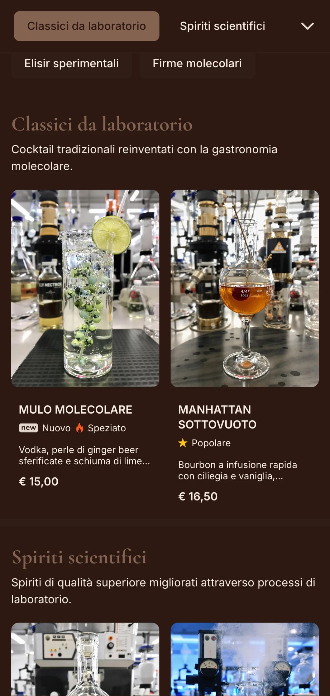 Design viola di ispirazione misteriosa con elementi botanici per cocktail bar artigianali.