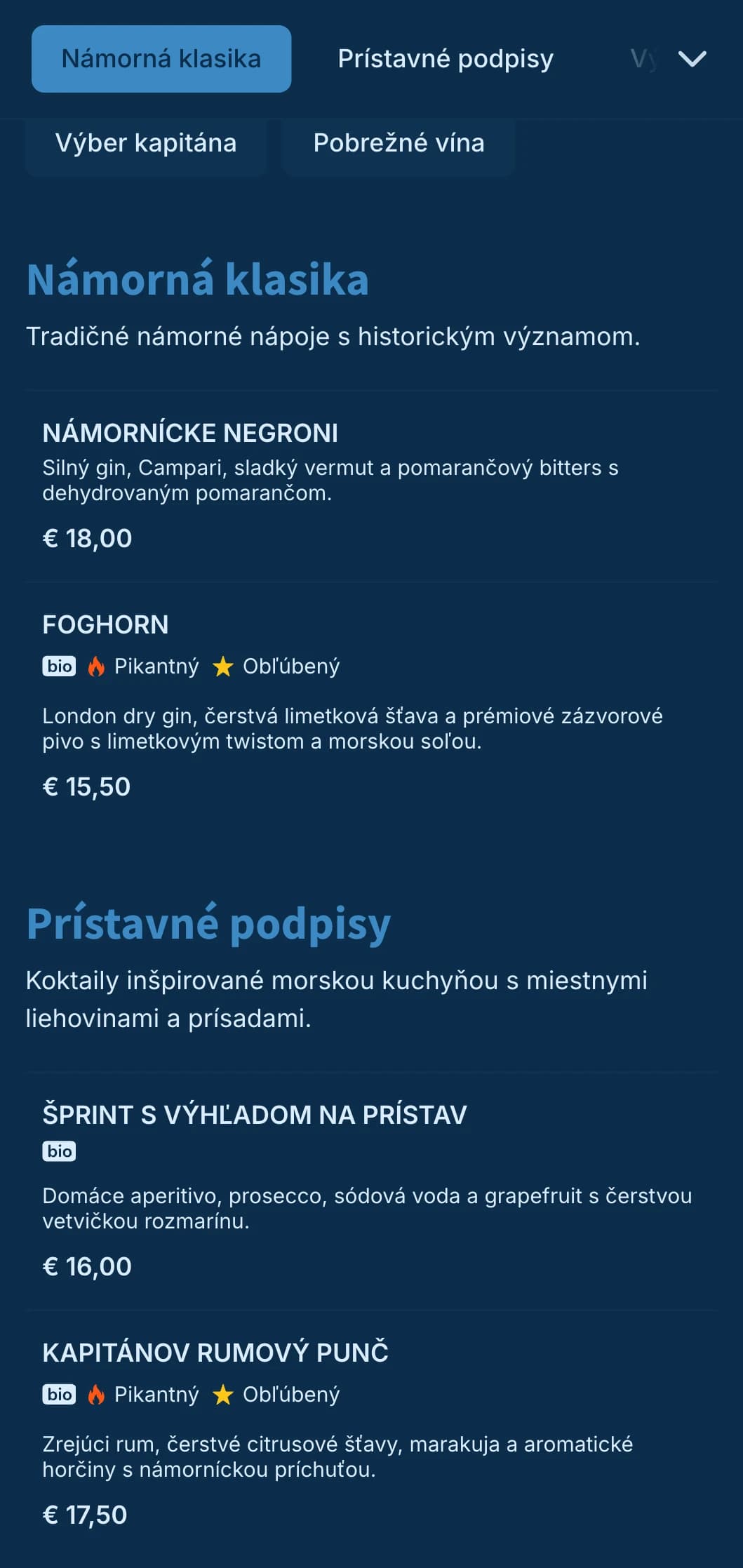 Námornícky modrý dizajn s jemnými námornými prvkami pre koktailové bary na pobreží.