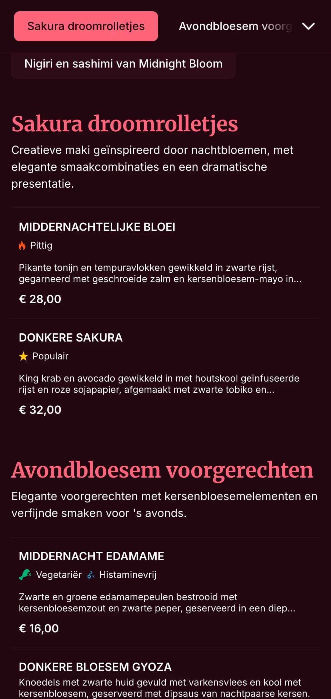 Elegante sushibeleving 's avonds met dramatische kersenbloesemmotieven tegen diep bordeauxrood voor een chic diner.