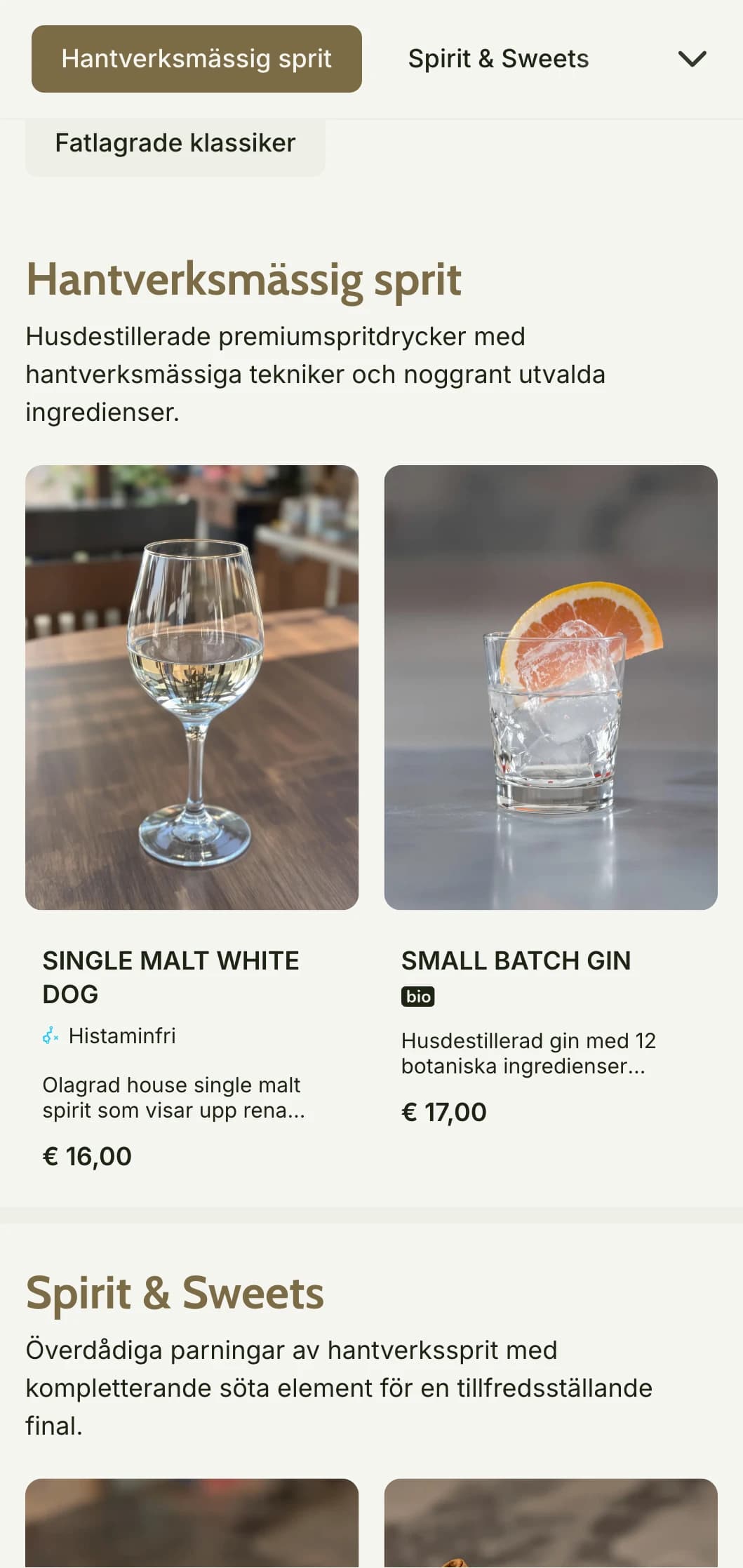 En rustik, hantverksmässig design för hantverksdestillerier och barer med fokus på spritdrycker med varma jordnära toner och texturerade element.
