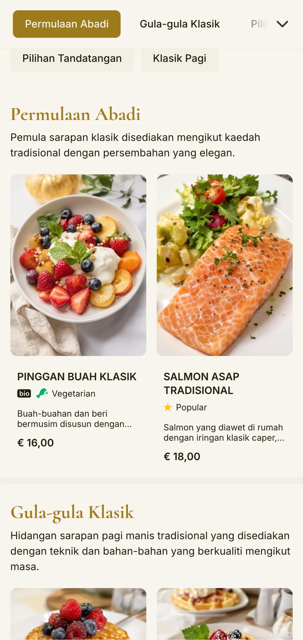 Sarapan klasik yang elegan disajikan dengan perhatian yang halus terhadap perincian dan elemen perkhidmatan tradisional.