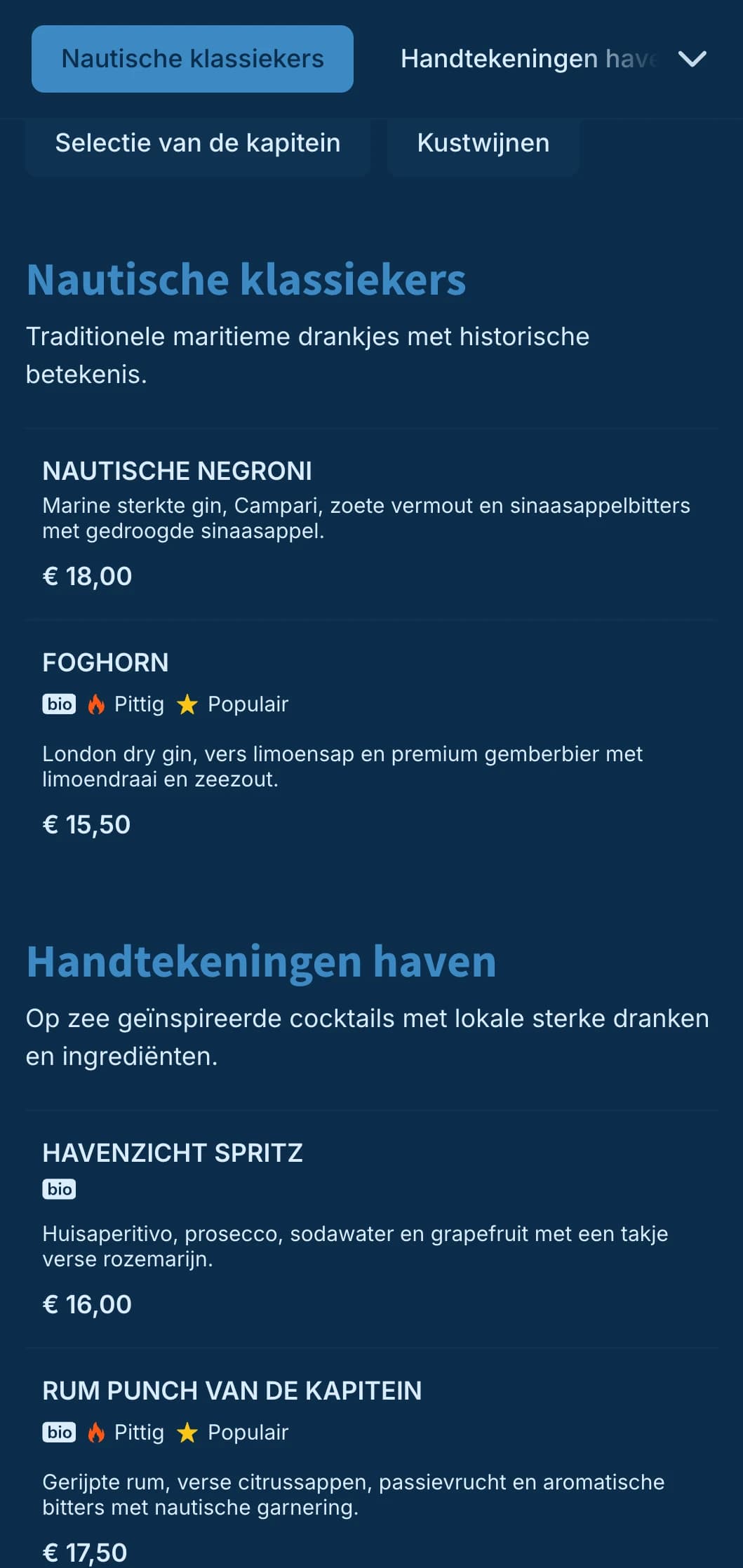Nautisch blauw ontwerp met subtiele maritieme elementen voor cocktailbars aan het water.