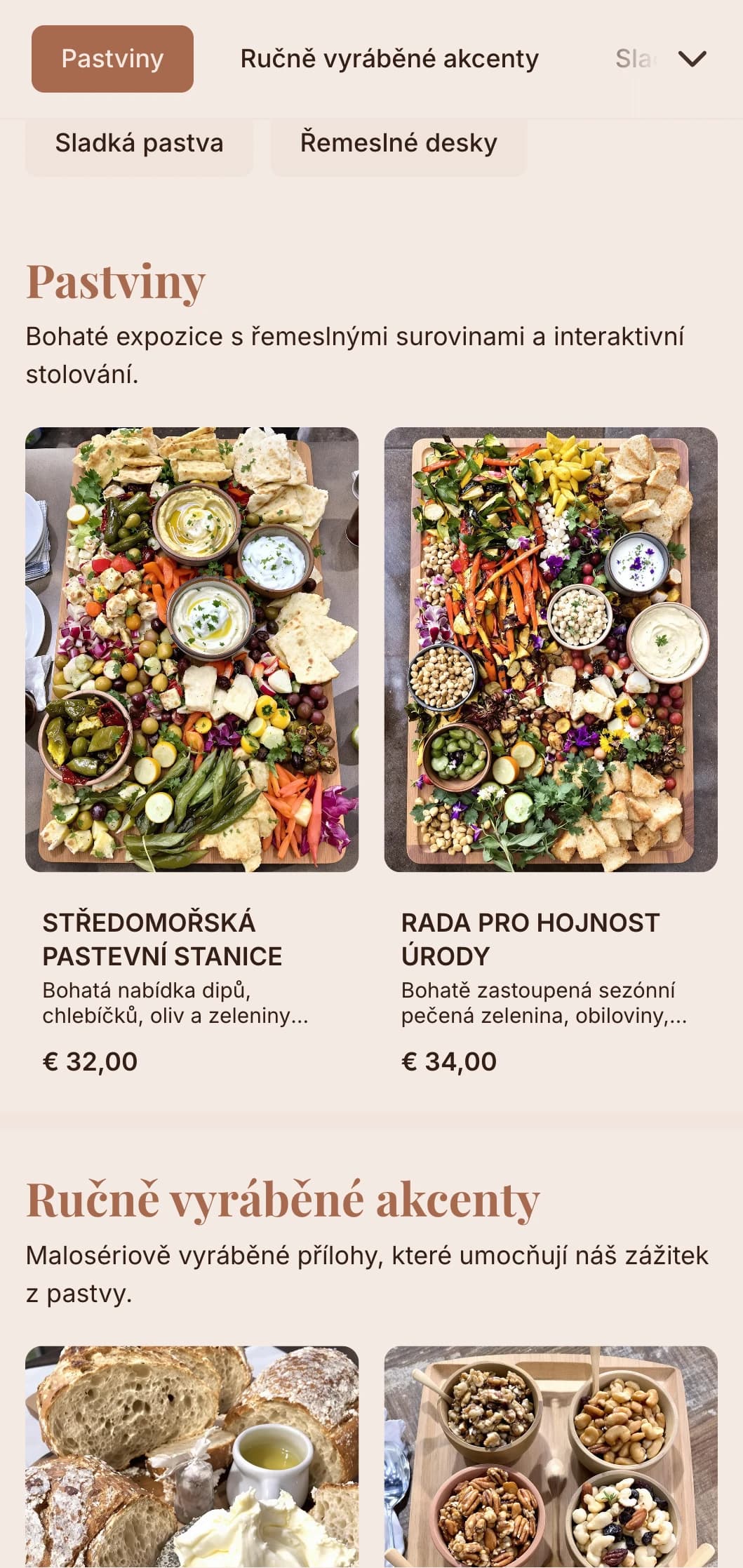 Kreativní stoly a tabule s řemeslnými sýry, uzeninami a ručně vyráběnými přílohami pro společenská setkání.