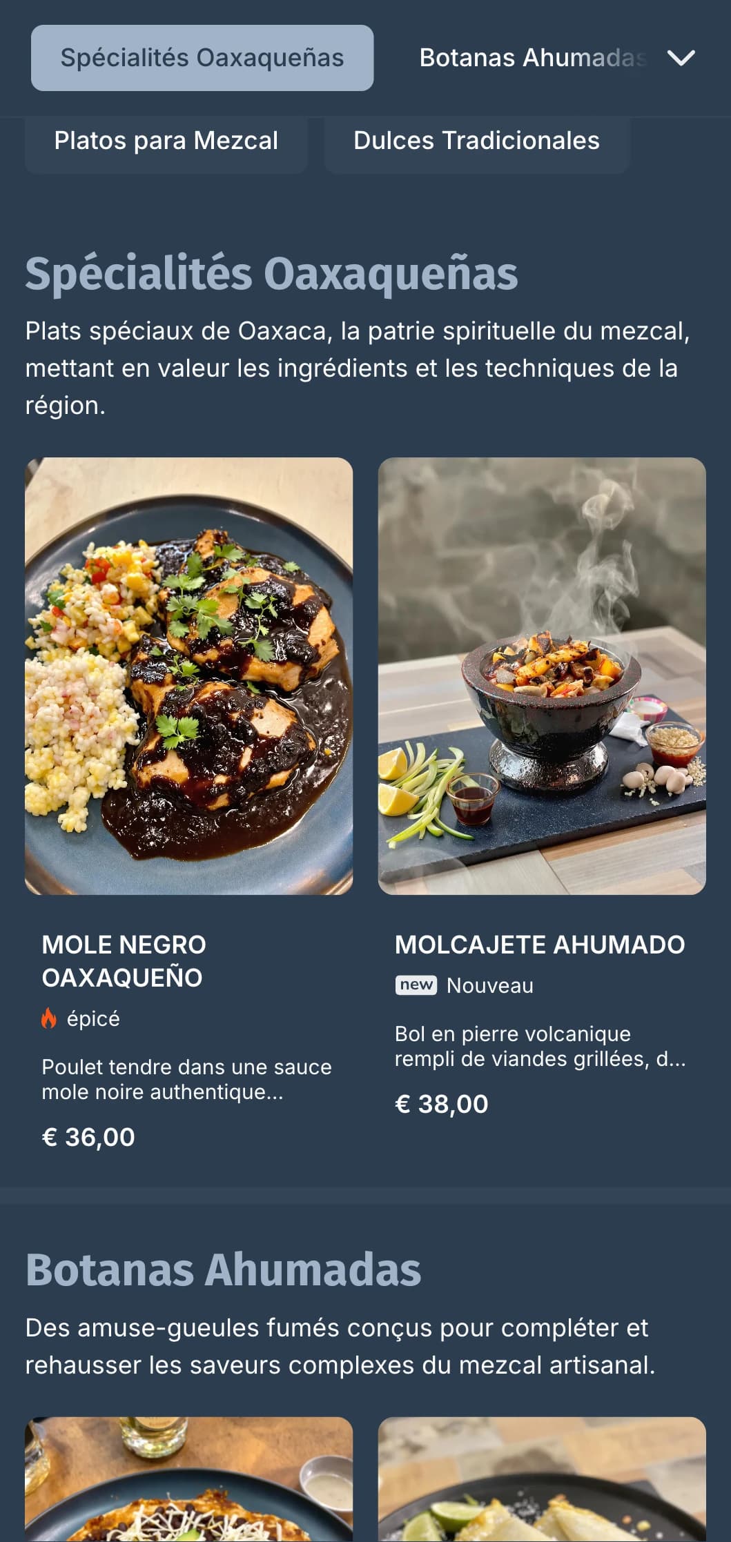 Menu de bar à mezcal mystérieux et sophistiqué, avec des tons bleu-gris fumés, des spiritueux artisanaux et des accompagnements traditionnels de l'Oaxaca.