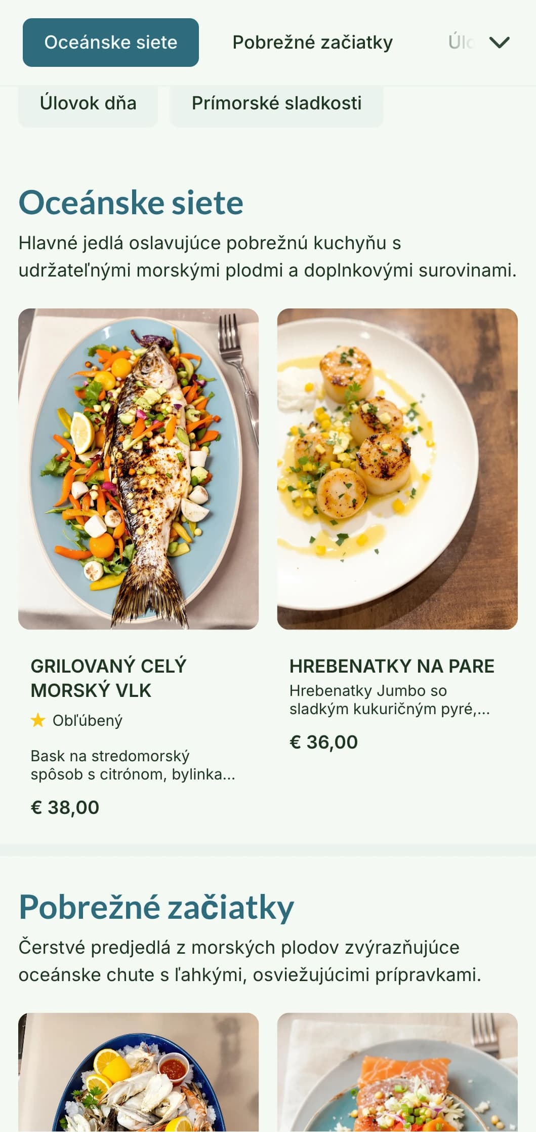 Svieži a vzdušný dizajn jedálneho lístka inšpirovaný životom na pobreží, s jemnou modrou farbou a prírodnými textúrami, ideálny pre reštaurácie s morskými plodmi.