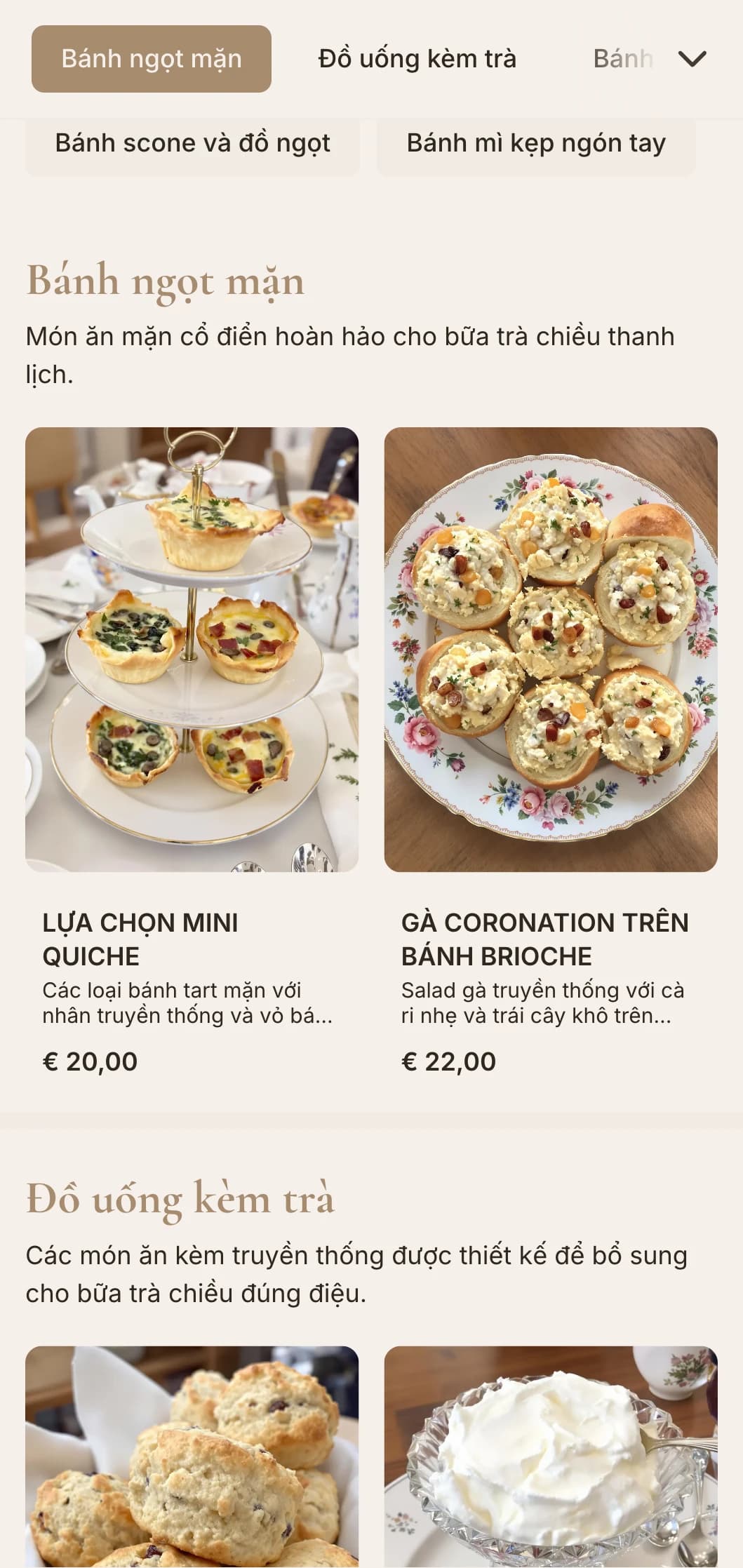 Bộ đồ trà truyền thống tinh tế gồm bánh sandwich, bánh scone và bánh petit four với cách trình bày cổ điển cho những buổi họp mặt thanh lịch vào buổi chiều.