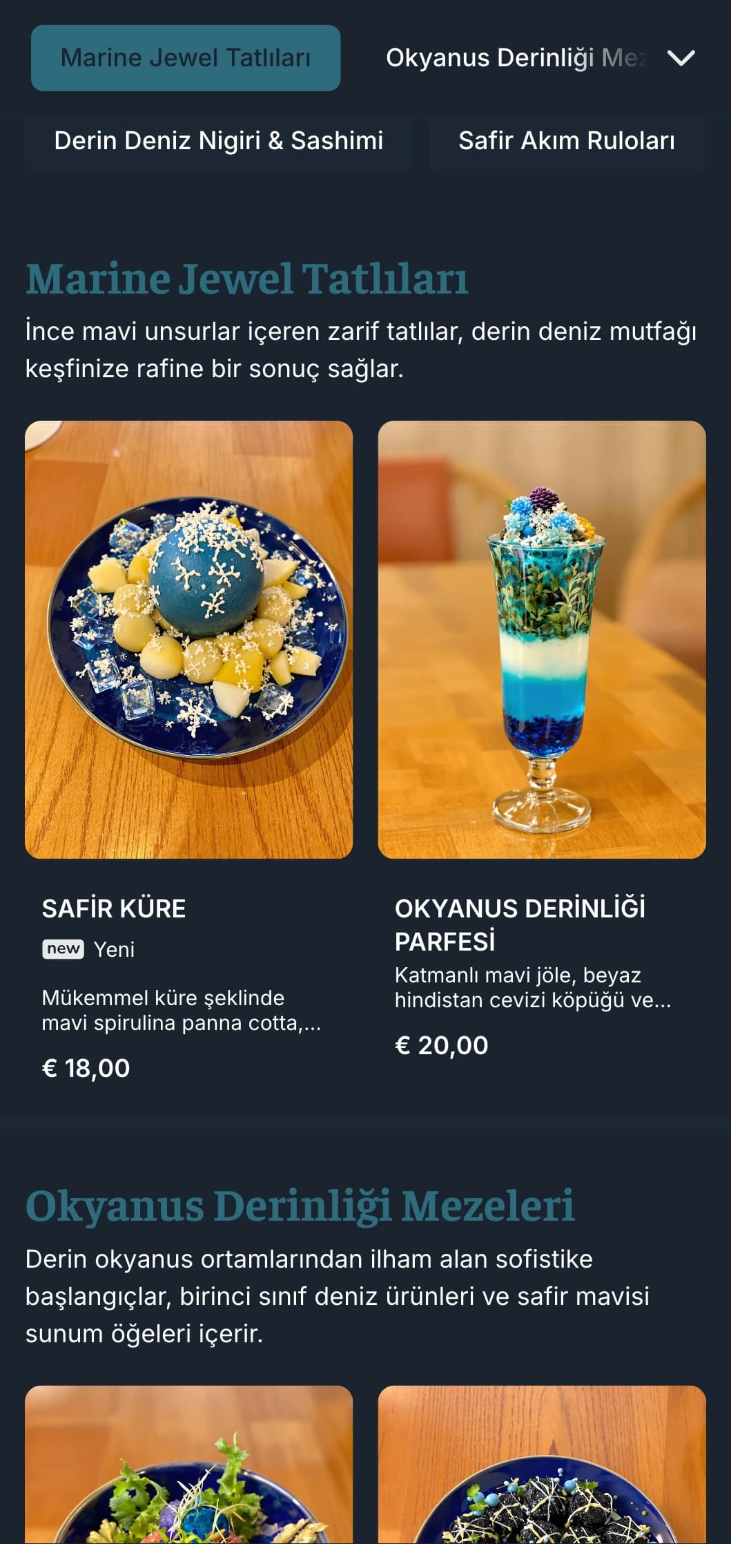 Birinci sınıf deniz ürünleri restoranları için zengin safir tonları içeren masmavi okyanus esintili suşi menüsü.