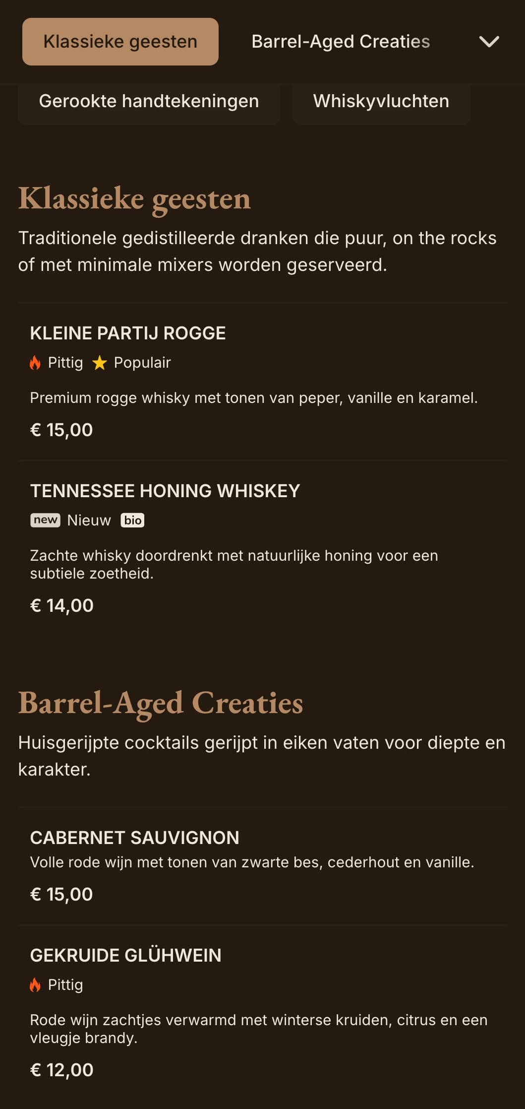 Rijke bruine tinten met klassieke typografie voor whiskybars en traditionele pubs.