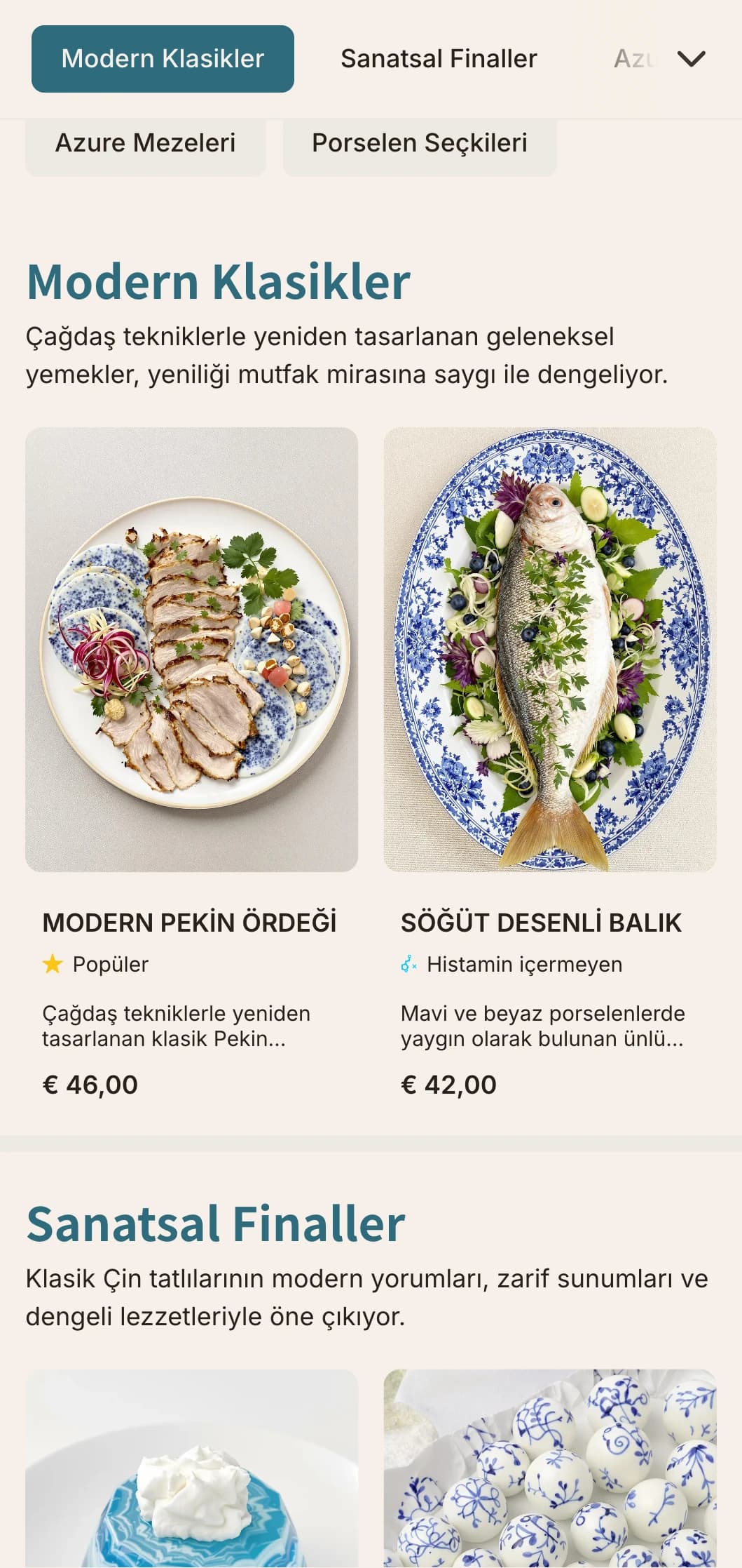 Mavi ve beyaz porselenden esinlenen çağdaş Çin menü tasarımı, temiz çizgiler ve geleneksel desenlerin modern yorumlarıyla.