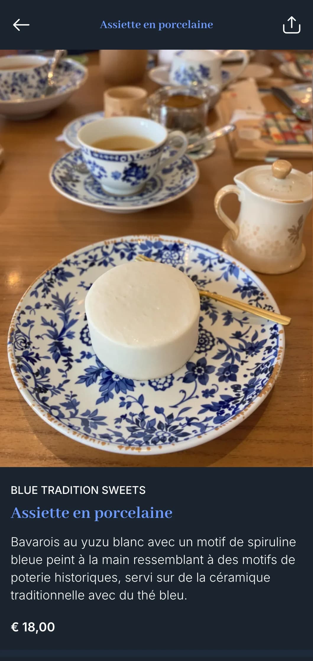 Menu traditionnel de sushi japonais avec un riche bleu cobalt inspiré de la poterie classique bleu et blanc.