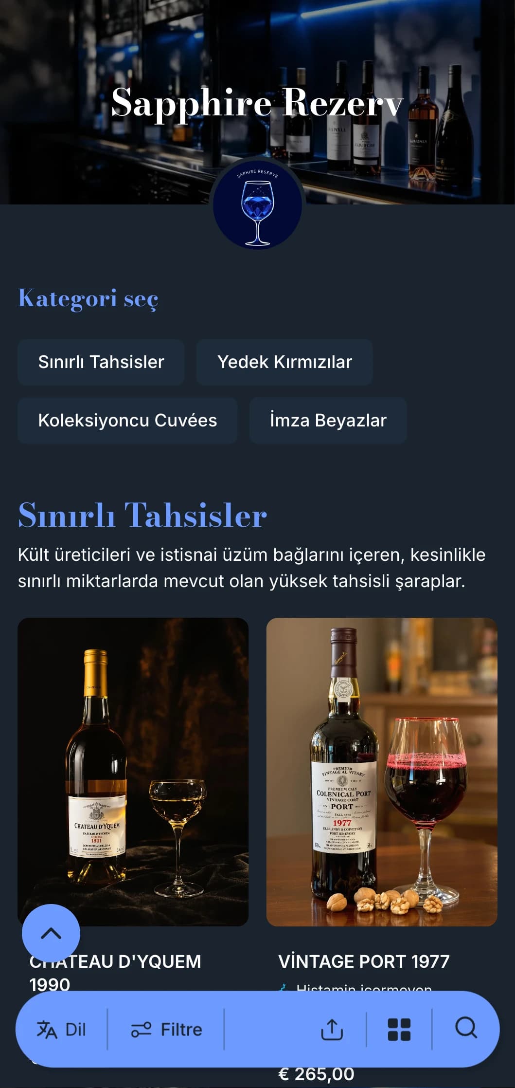 Lacivert arka plana karşı çarpıcı mavi vurgulara sahip son derece sofistike şarap listesi şablonu, birinci sınıf şarap barları ve akşam mekanları için ideal.