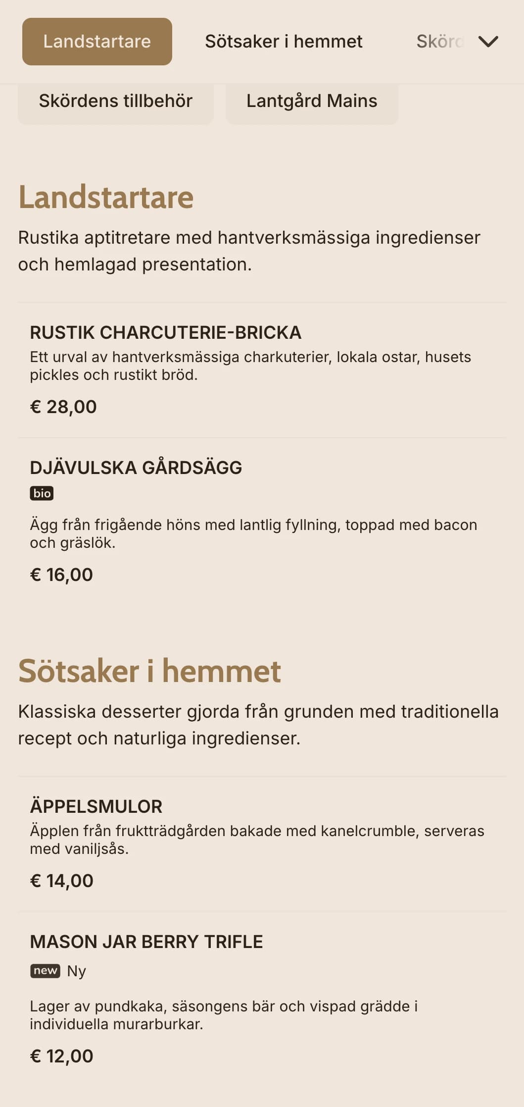 Varm lantinspirerad catering med rejäla rätter, familjeservice och rustik presentation för bröllop i ladugård och evenemang på landsbygden.