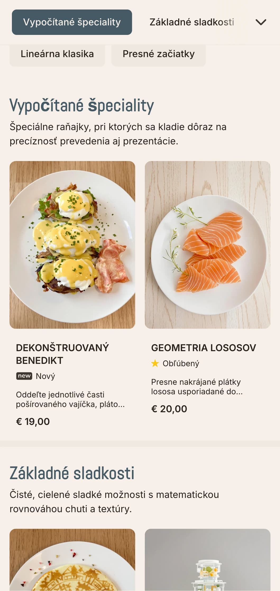 Čisté, precízne usporiadané raňajky s minimalistickou prezentáciou a starostlivo vyváženými chuťami.