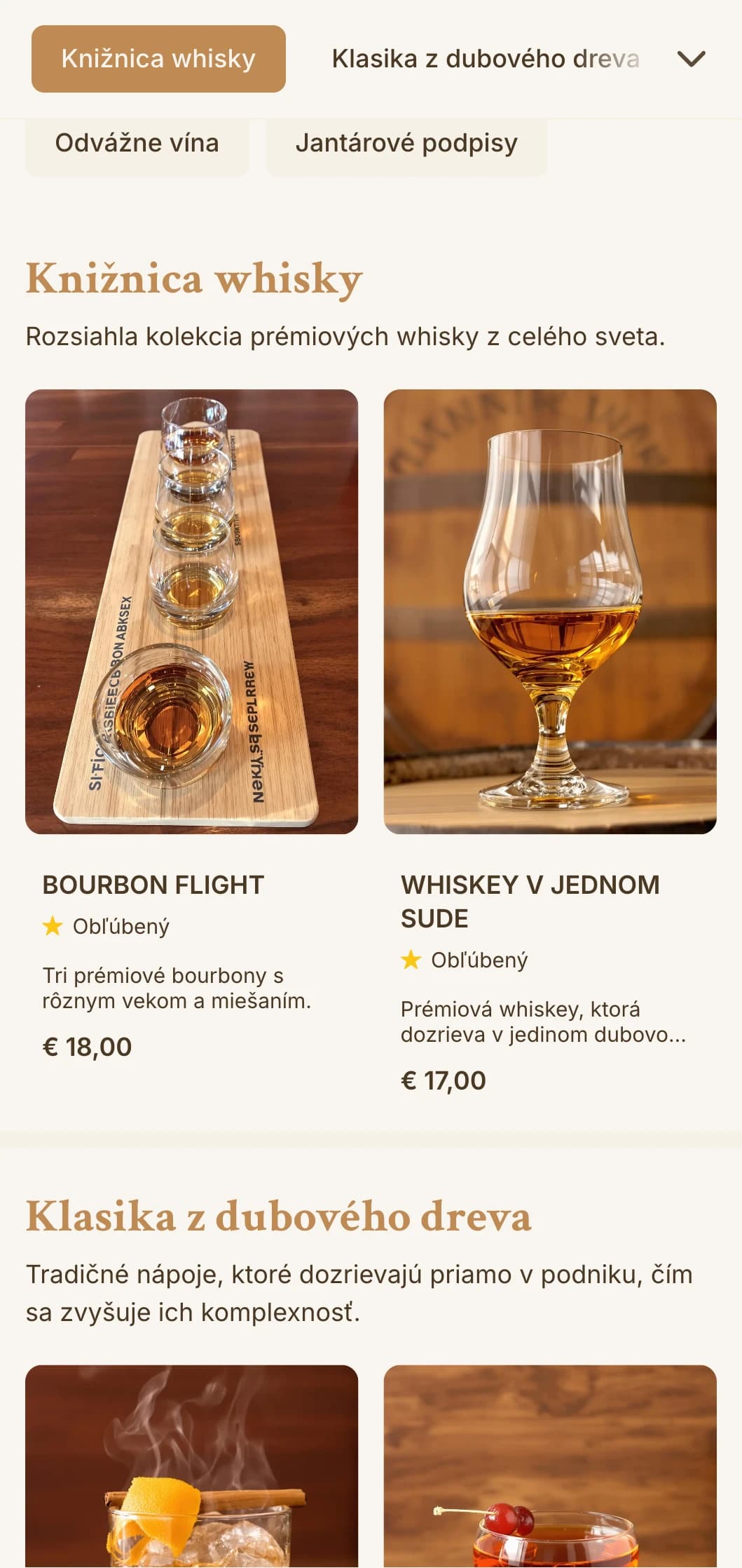 Bohatý jantárový dizajn s textúrou dreva pre špecializované bary s whisky a bourbonom.