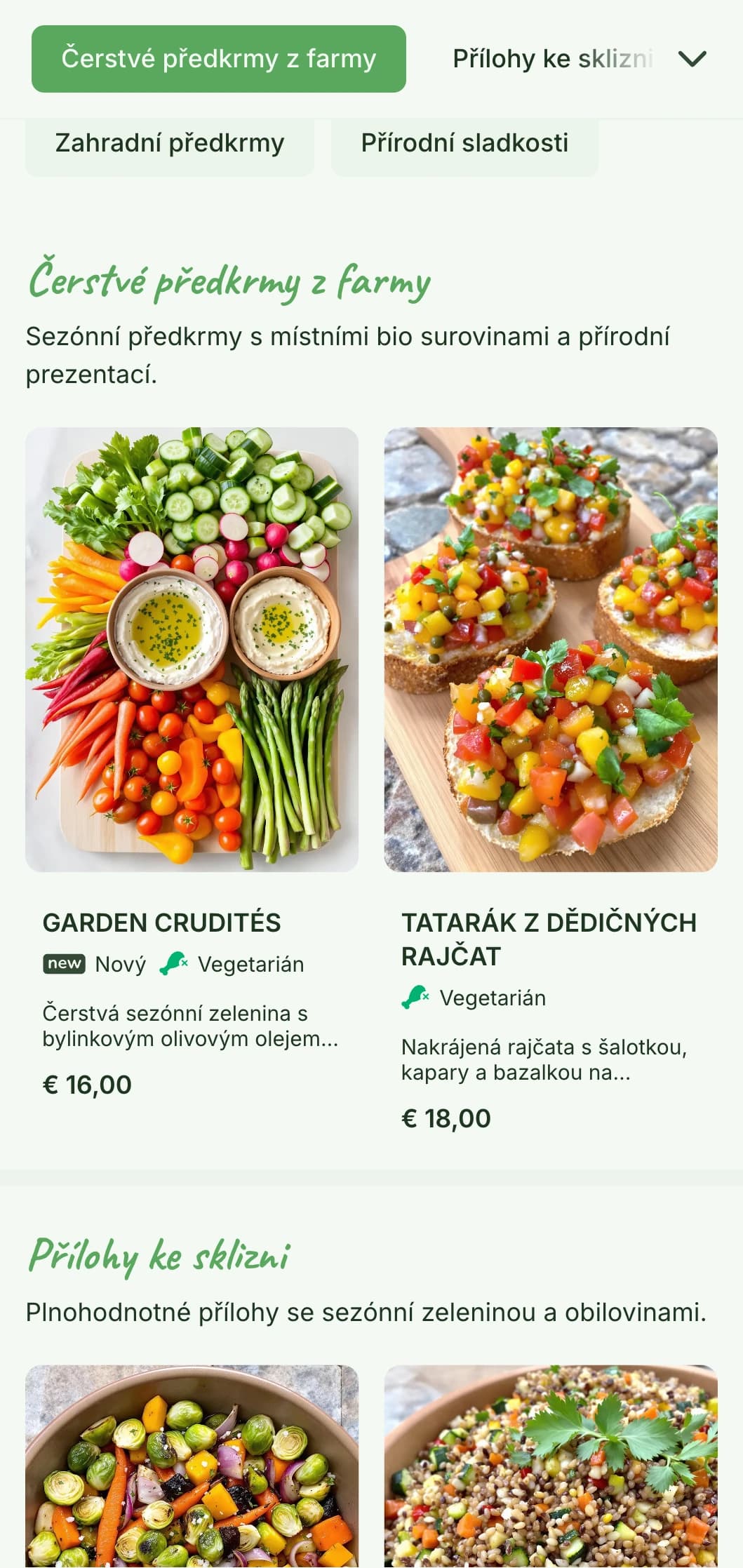 Čerstvý catering z farmy na stůl ze sezónních ekologických surovin, krásně prezentovaný s přírodními prvky pro zahradní párty a venkovní akce.