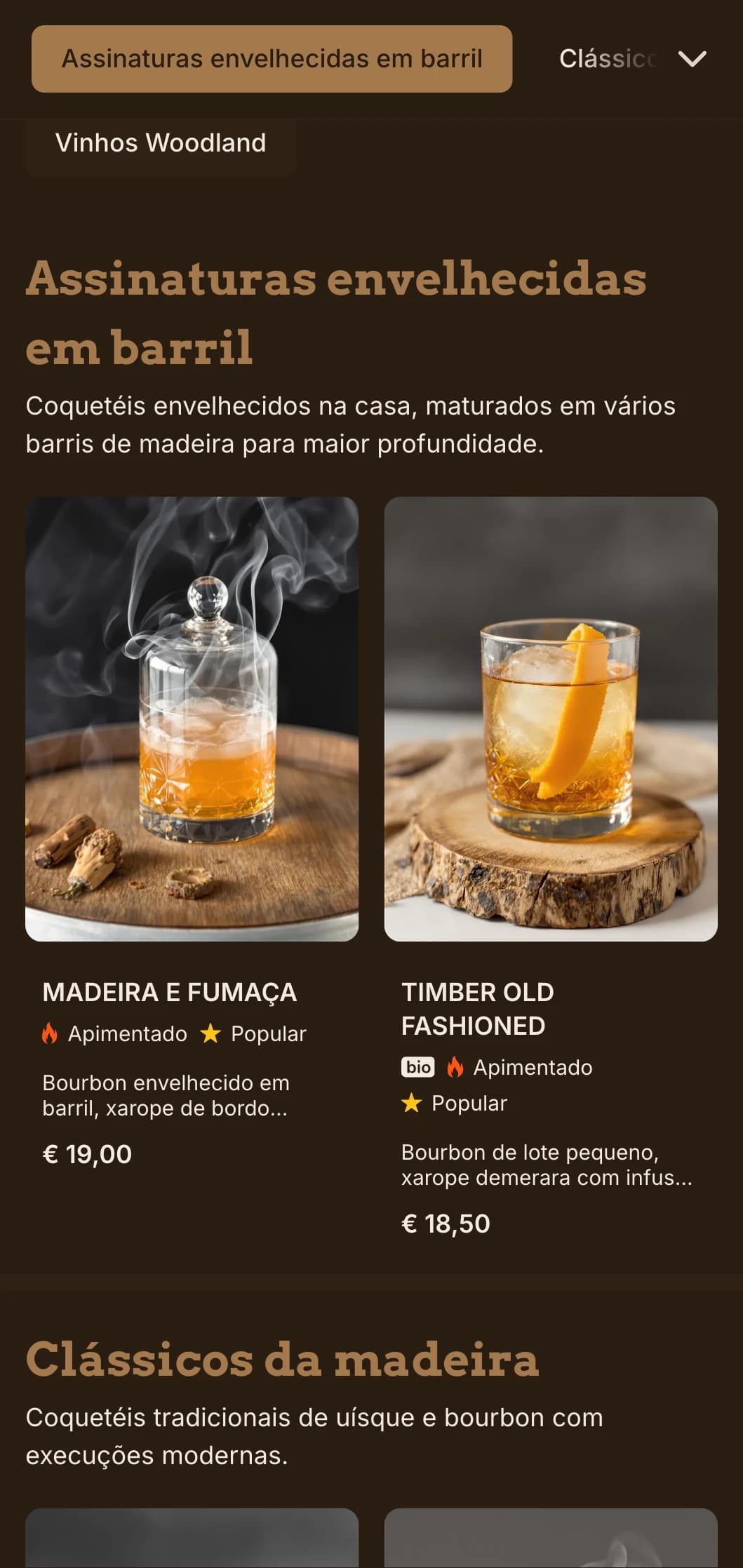 Design rico inspirado em madeira que destaca coquetéis e uísque envelhecidos em barris.