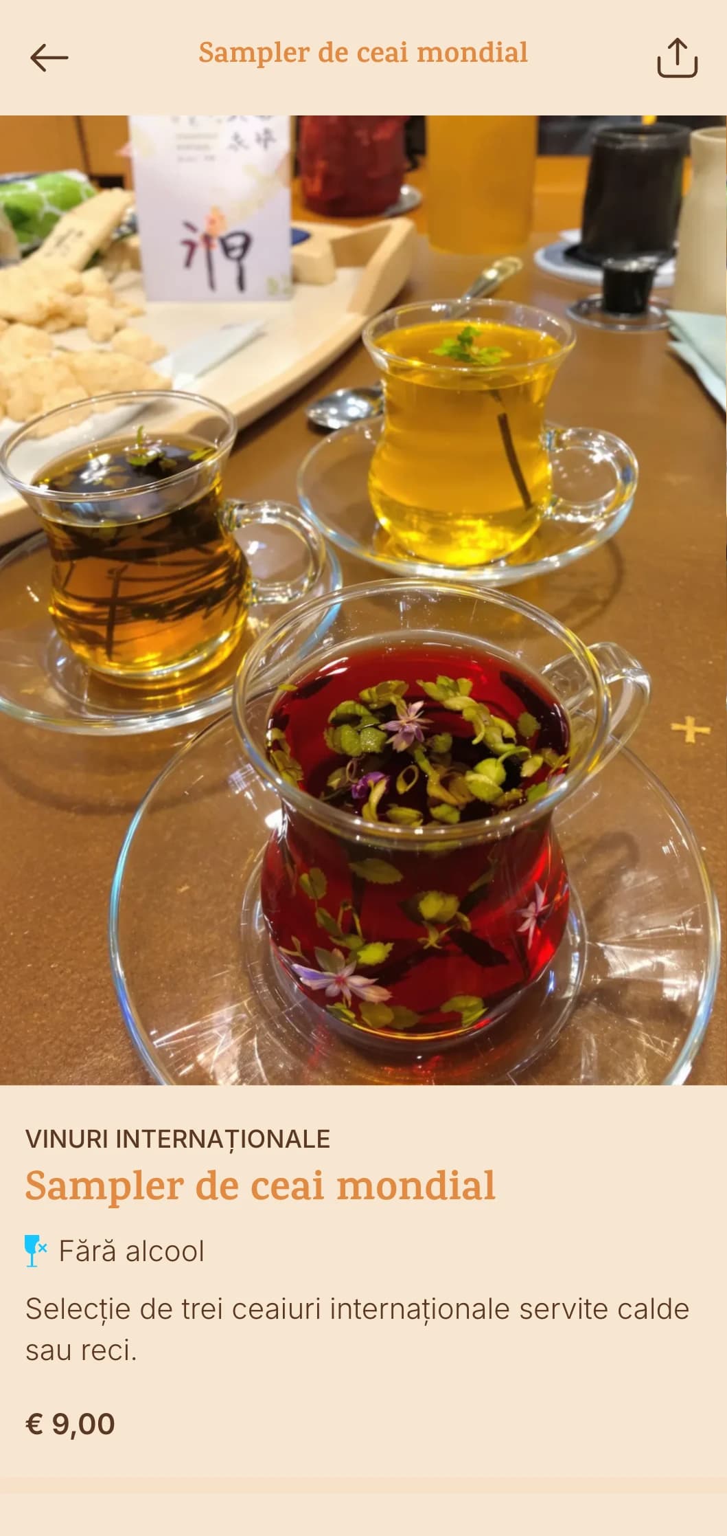 Design roșu-portocaliu cald inspirat de condimentele exotice pentru localuri de cocktailuri globale.
