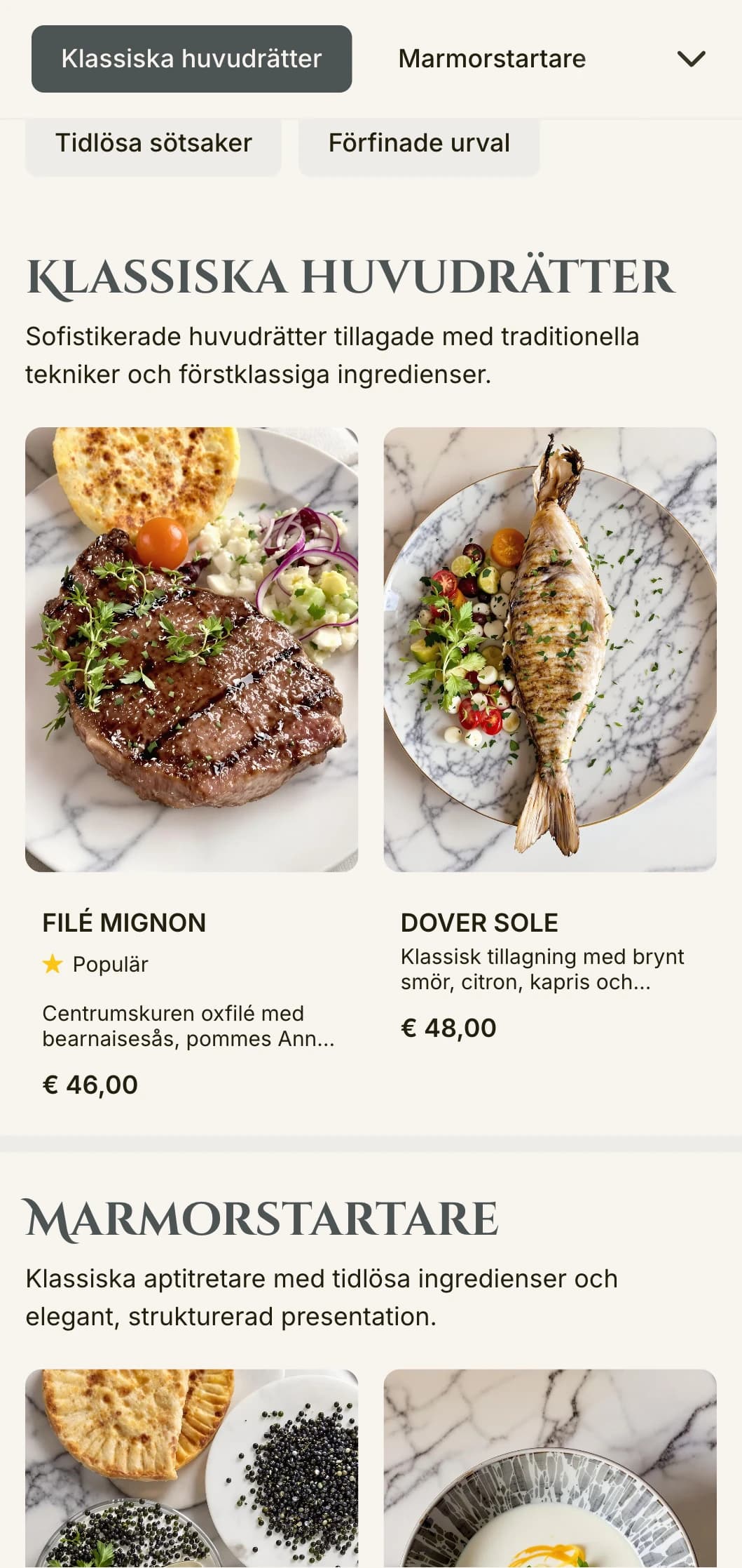 En elegant middagsmeny med marmorstrukturer och klassiska designelement, perfekt för sofistikerade matställen.