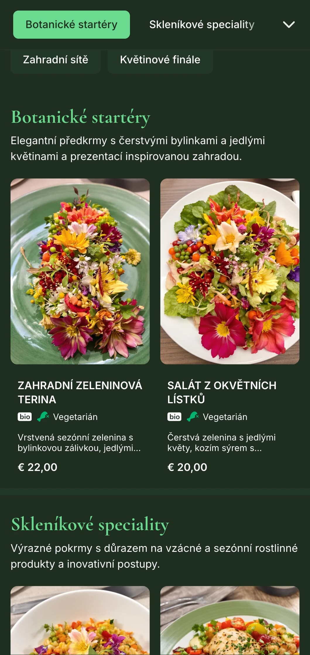 Elegantní menu s bujnými botanickými prvky a sytě zelenými tóny, navržené pro zahradou inspirovanou večeři.