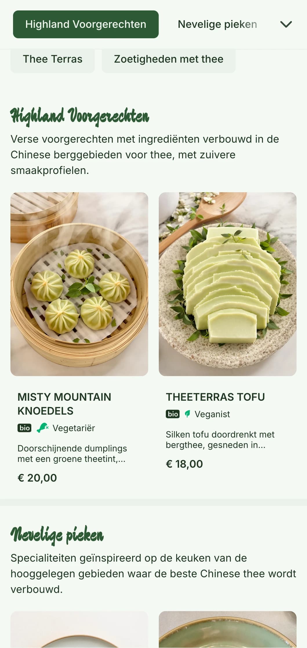 Sereen Chinees menuontwerp geïnspireerd op theeplantages in de bergen, met frisse elementen voor gerechten met thee.