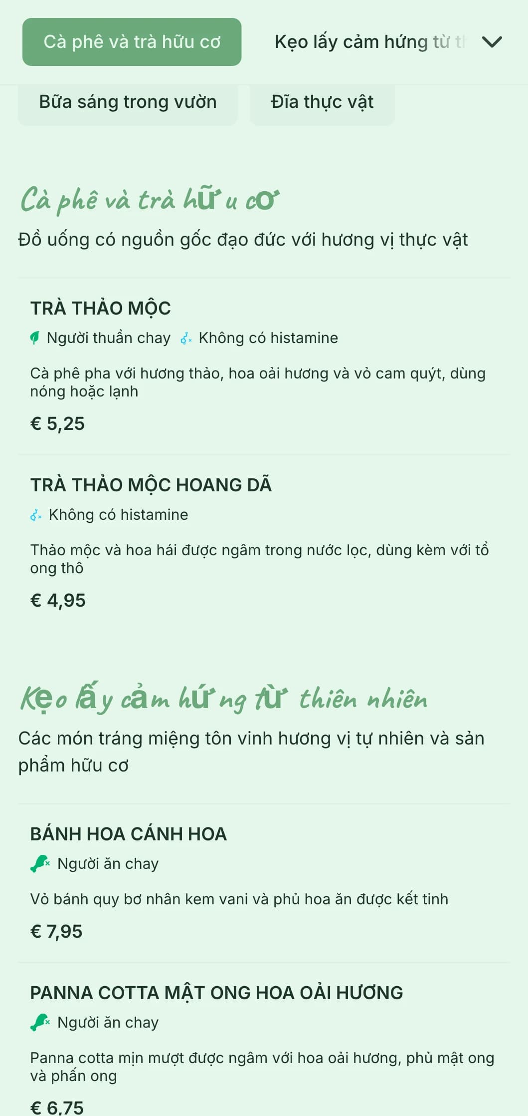 Thiết kế theo chủ đề xanh tươi với các yếu tố thực vật dành cho quán cà phê sân vườn và điểm ăn trưa hữu cơ.