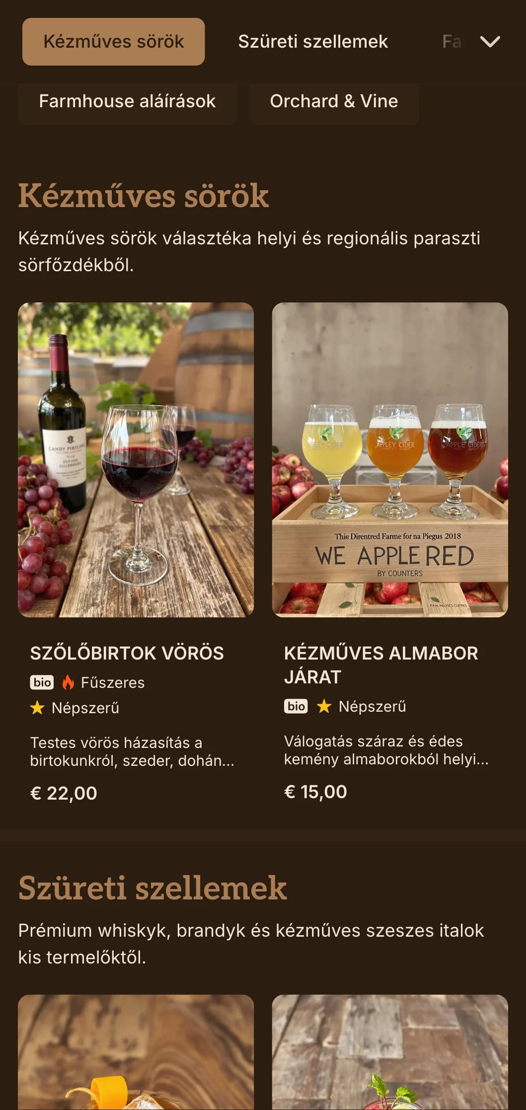Rusztikus fa textúrák kézműves elemekkel a farmtól a pohárig koktélélélélményhez.