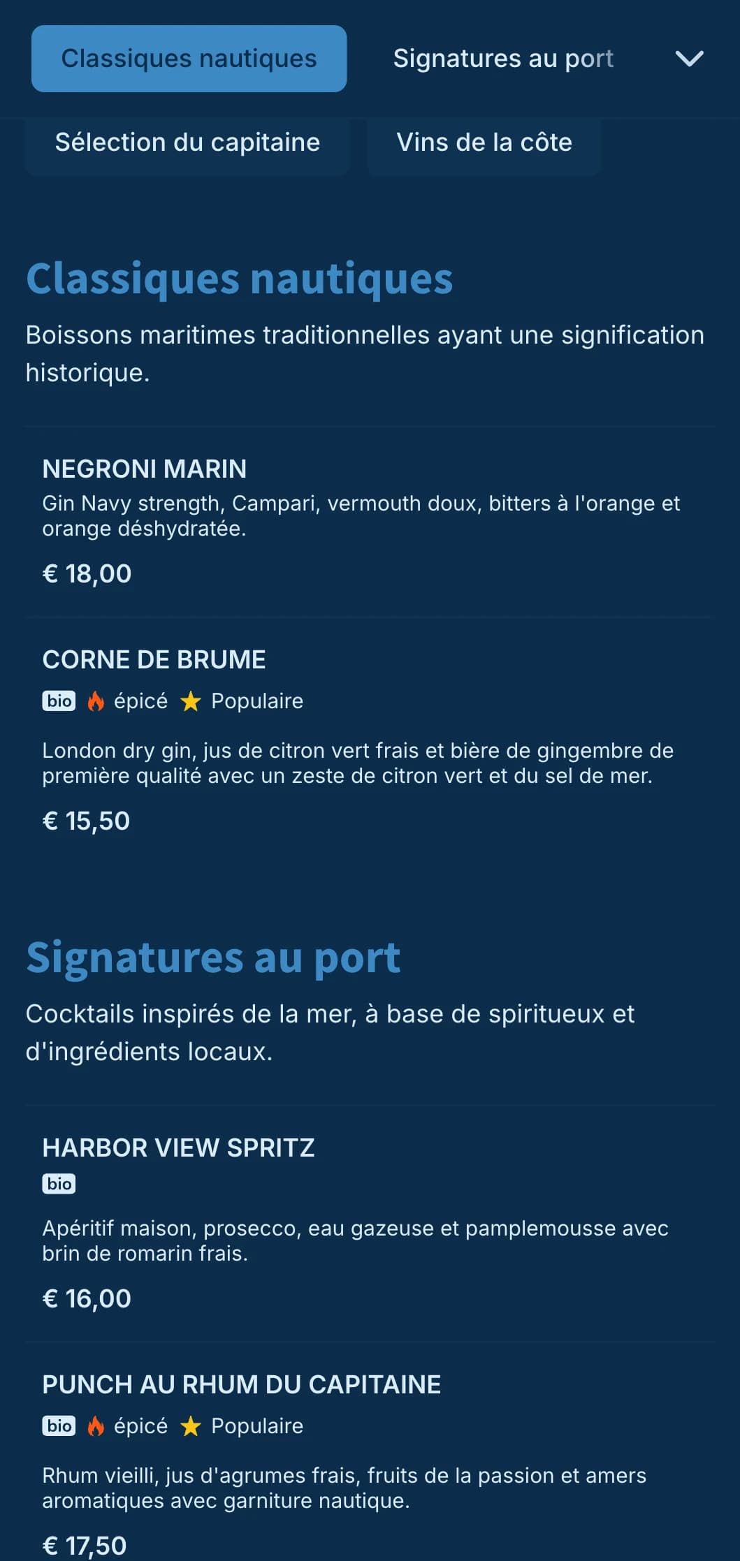 Design bleu marin avec des éléments maritimes subtils pour les bars à cocktails situés au bord de l'eau.