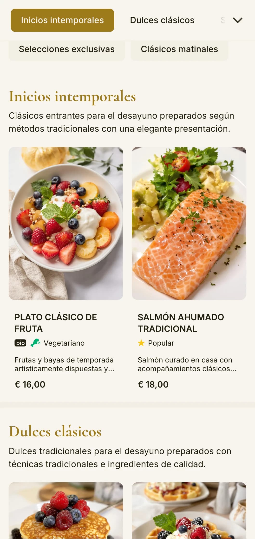 Elegantes desayunos clásicos presentados con refinada atención al detalle y elementos de servicio tradicionales.