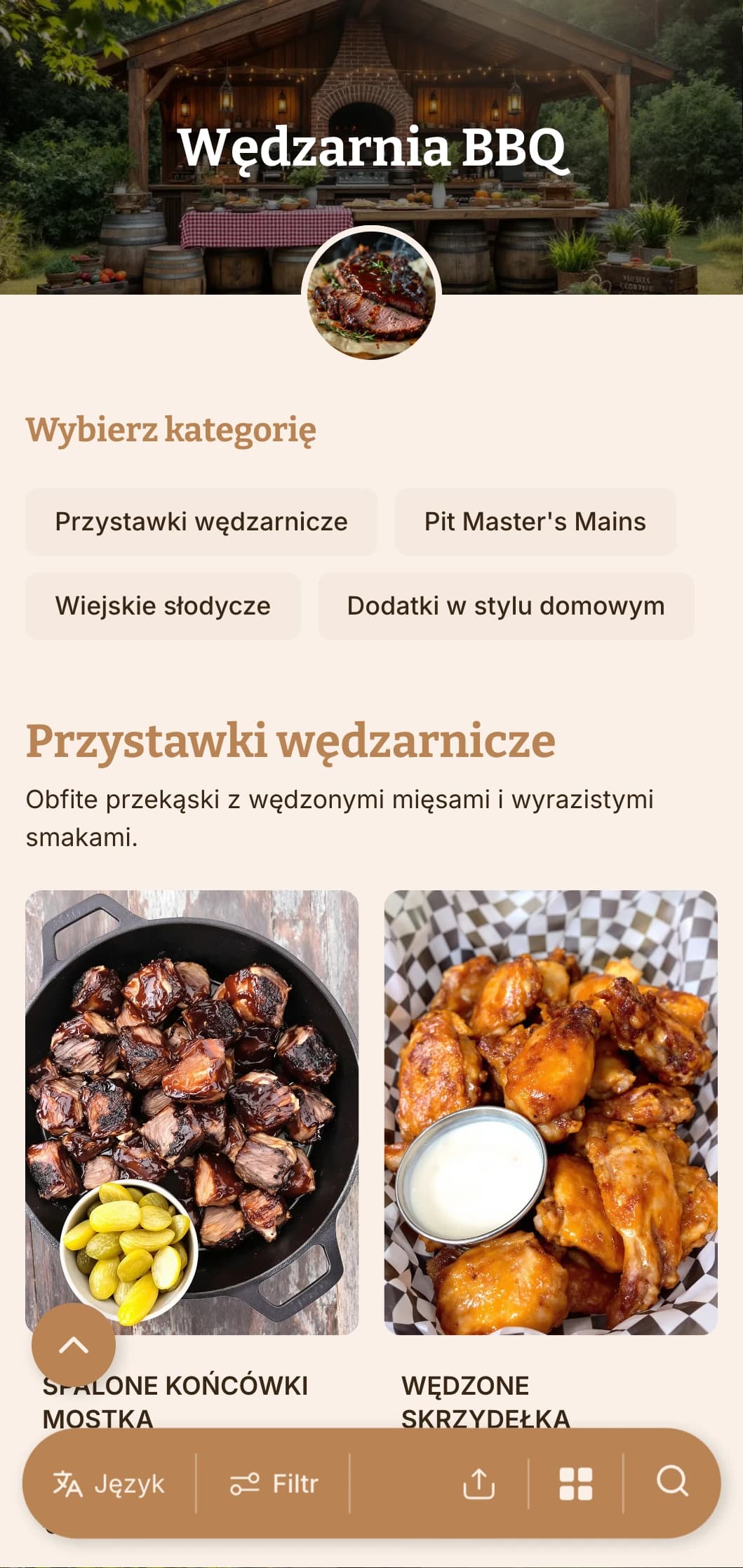 Obfity catering skoncentrowany na grillu z wędzonymi mięsami, domowymi dodatkami i rustykalną prezentacją na spotkania na świeżym powietrzu i swobodne uroczystości.