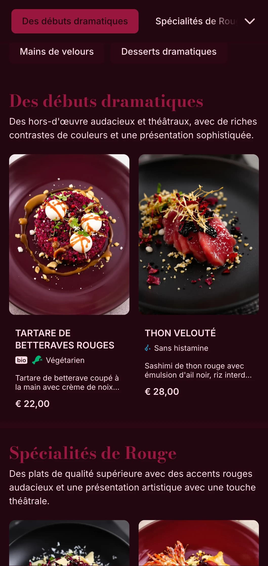 Une expérience gastronomique riche et théâtrale avec des tons de velours rouge profond et des éléments de présentation dramatiques.