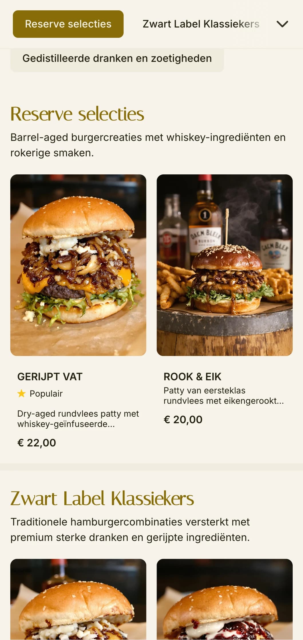 Premium, op whisky geïnspireerde hamburgerbar met donker hout en leren accenten.